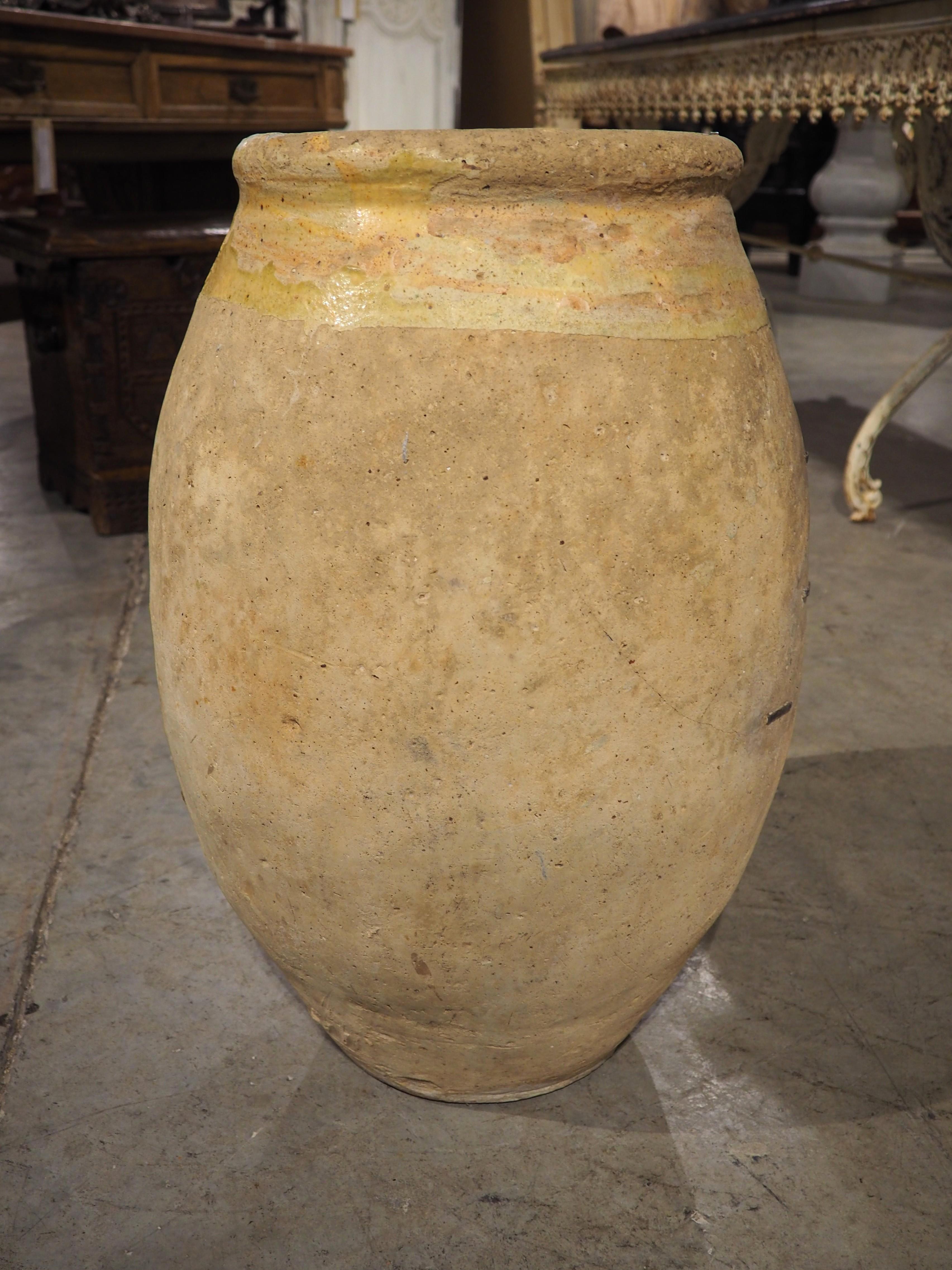 Pot à Biot estampillé et à glaçure jaune datant du 17e siècle. en vente 3