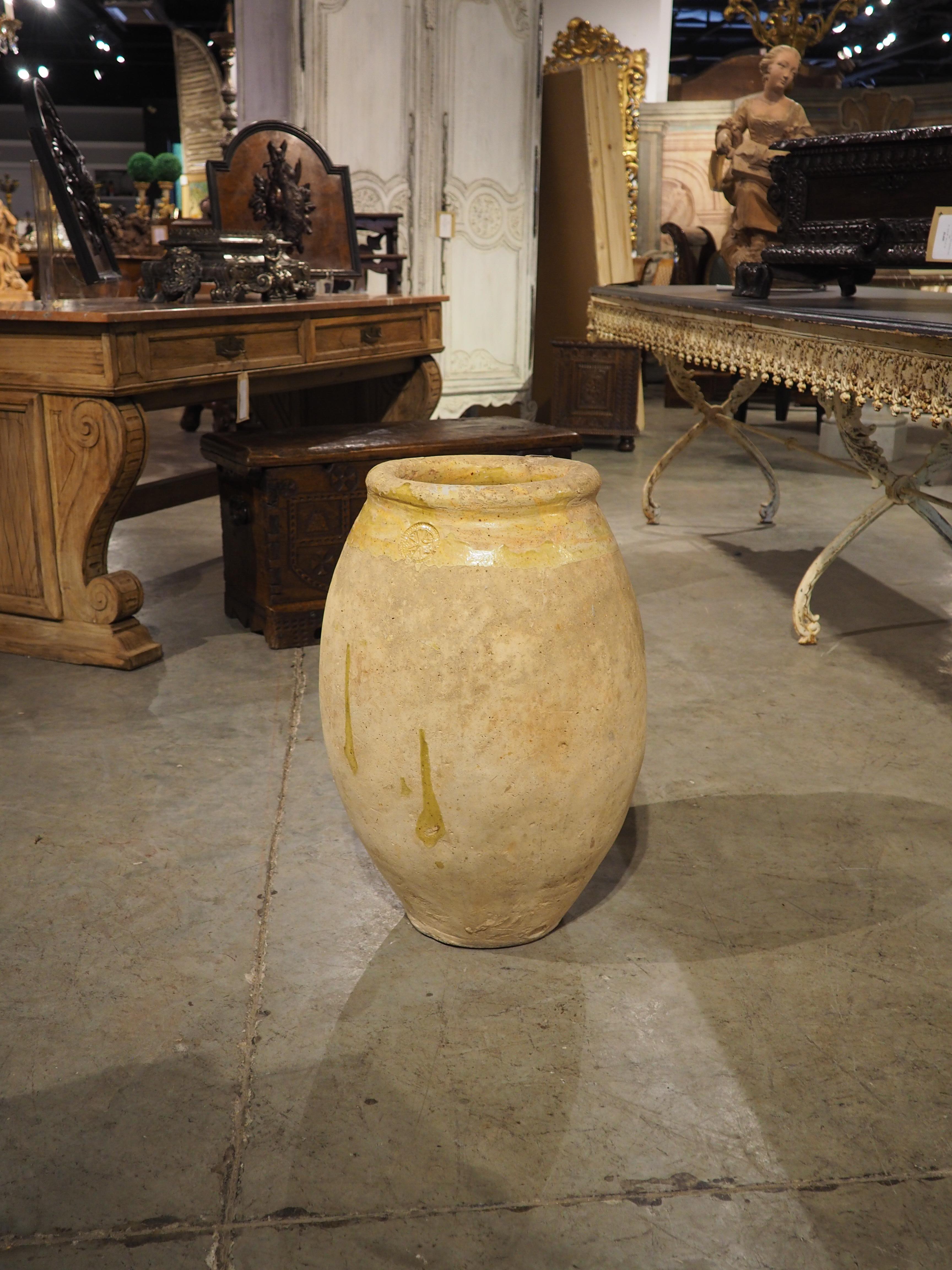 Pot à Biot estampillé et à glaçure jaune datant du 17e siècle. en vente 4