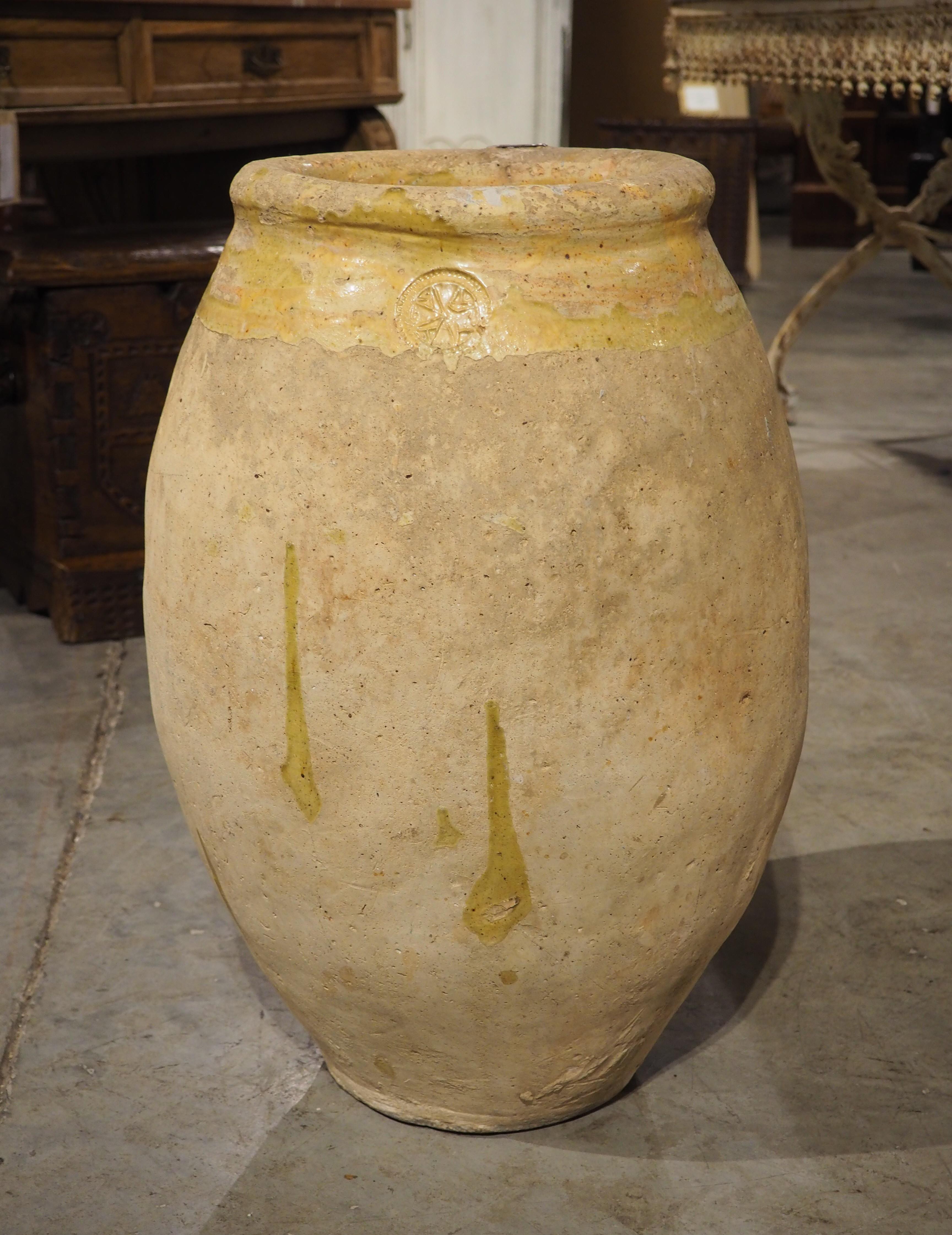 Pot à Biot estampillé et à glaçure jaune datant du 17e siècle. en vente 5