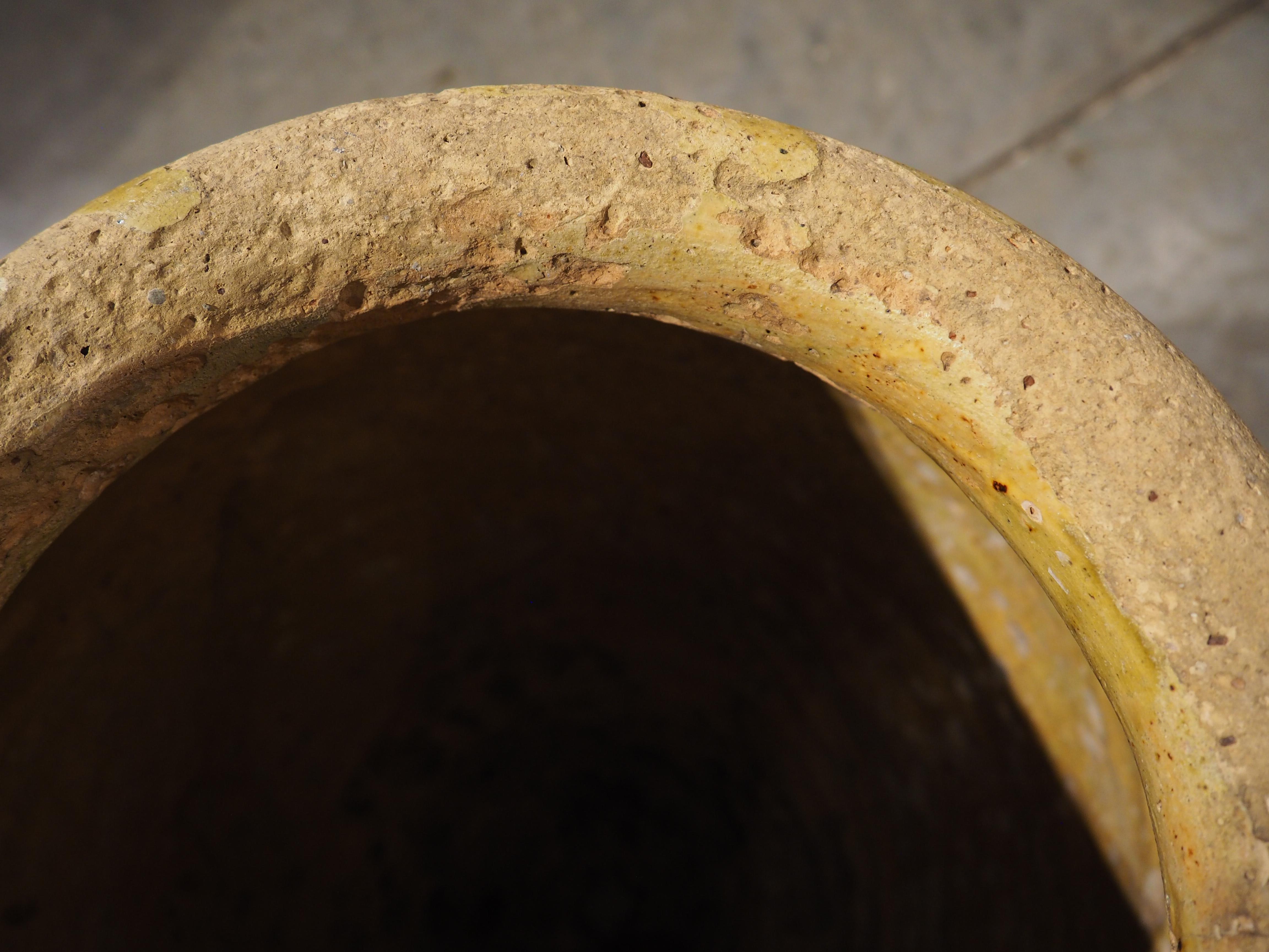 Français Pot à Biot estampillé et à glaçure jaune datant du 17e siècle. en vente