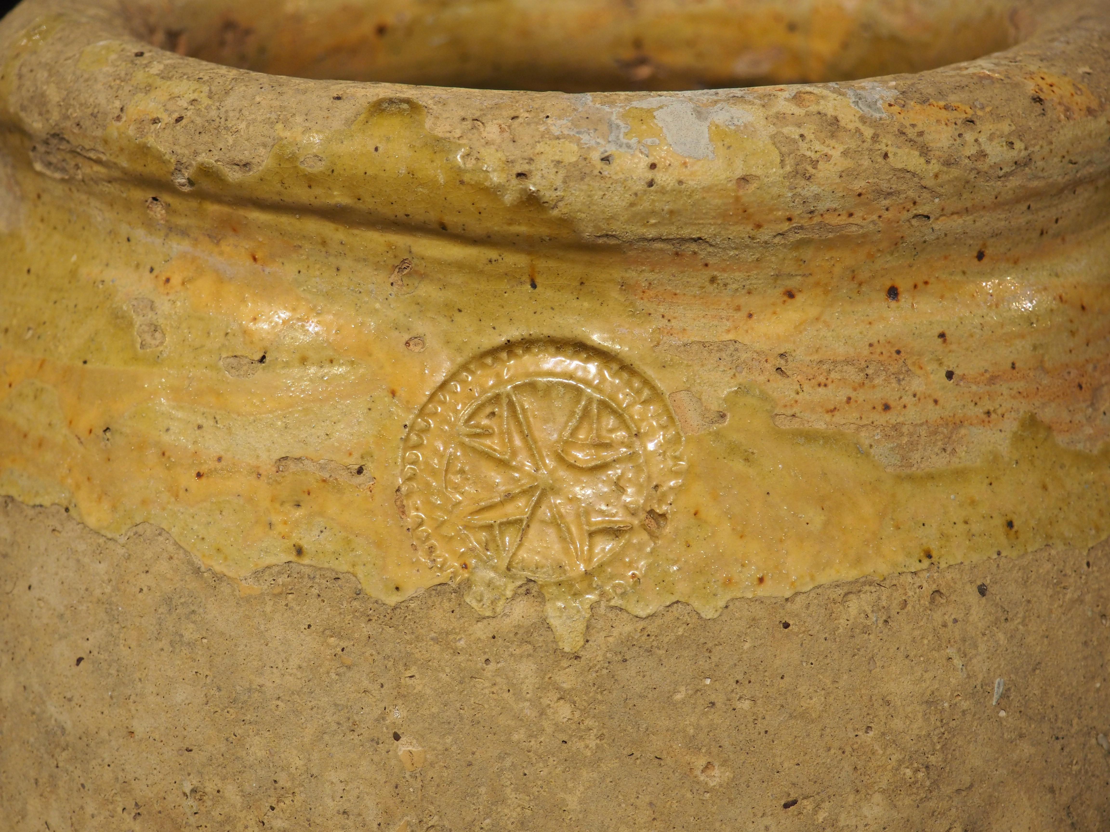 Vernissé Pot à Biot estampillé et à glaçure jaune datant du 17e siècle. en vente