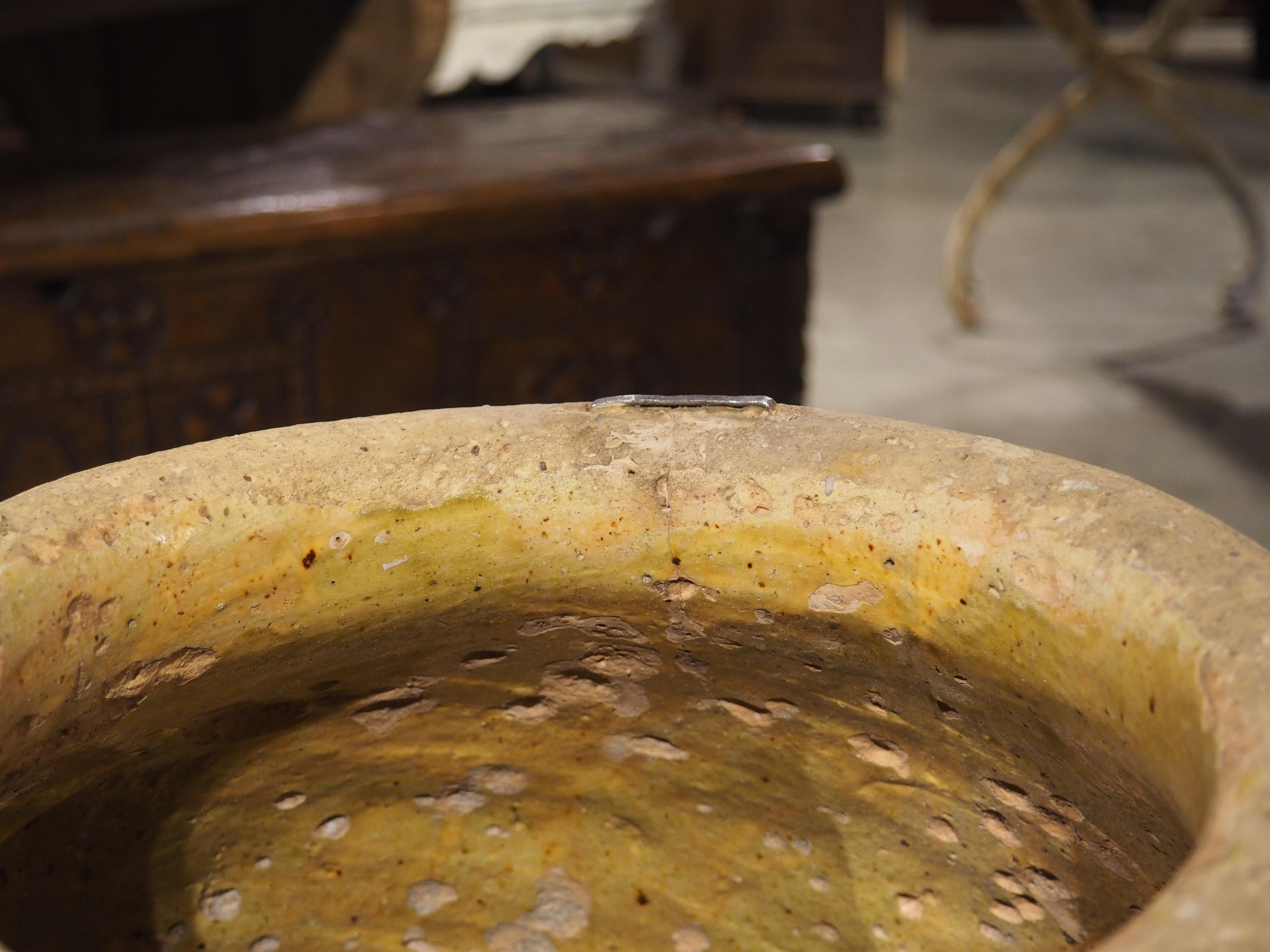 Pot à Biot estampillé et à glaçure jaune datant du 17e siècle. Bon état - En vente à Dallas, TX