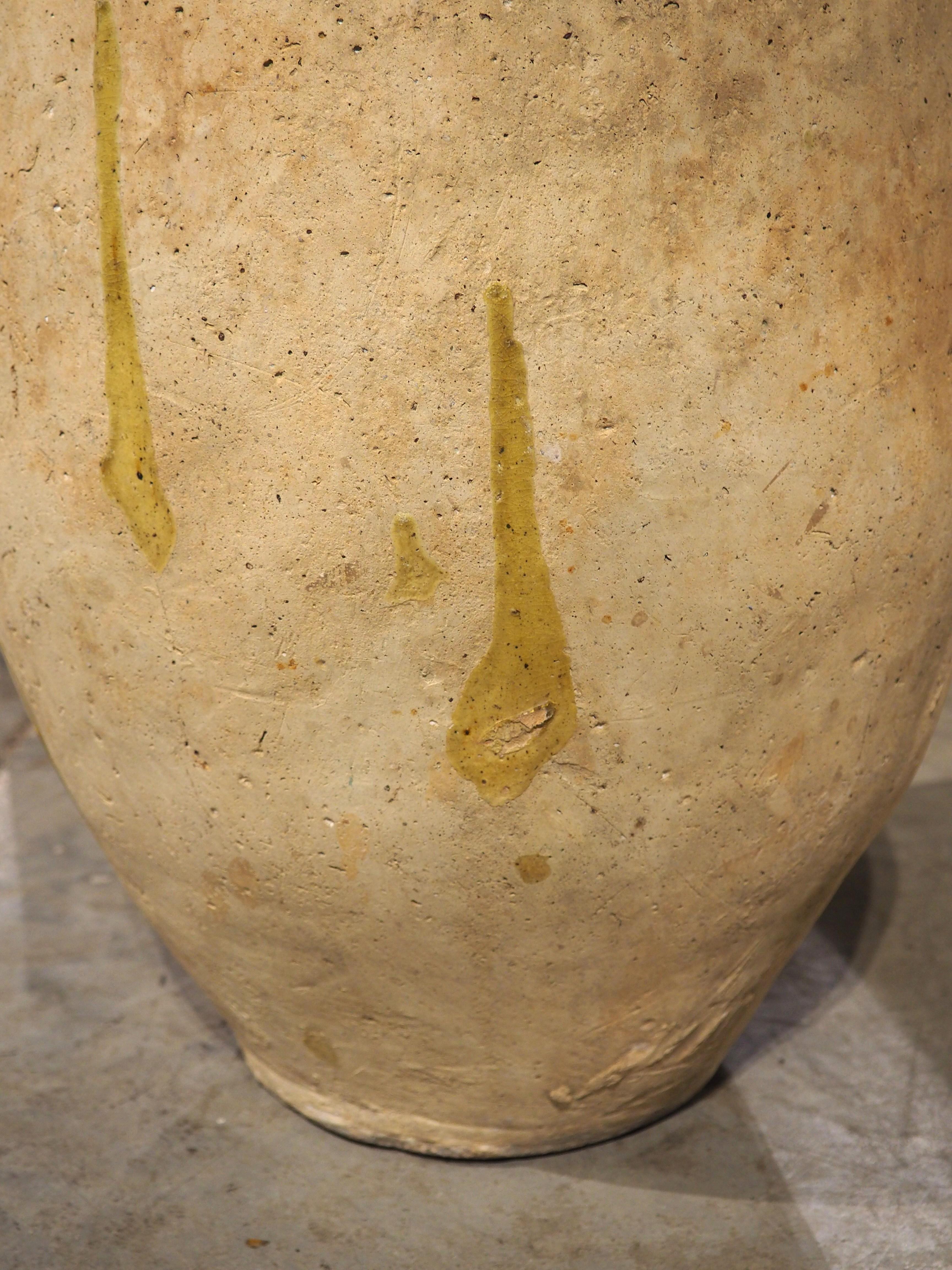 XVIIIe siècle et antérieur Pot à Biot estampillé et à glaçure jaune datant du 17e siècle. en vente