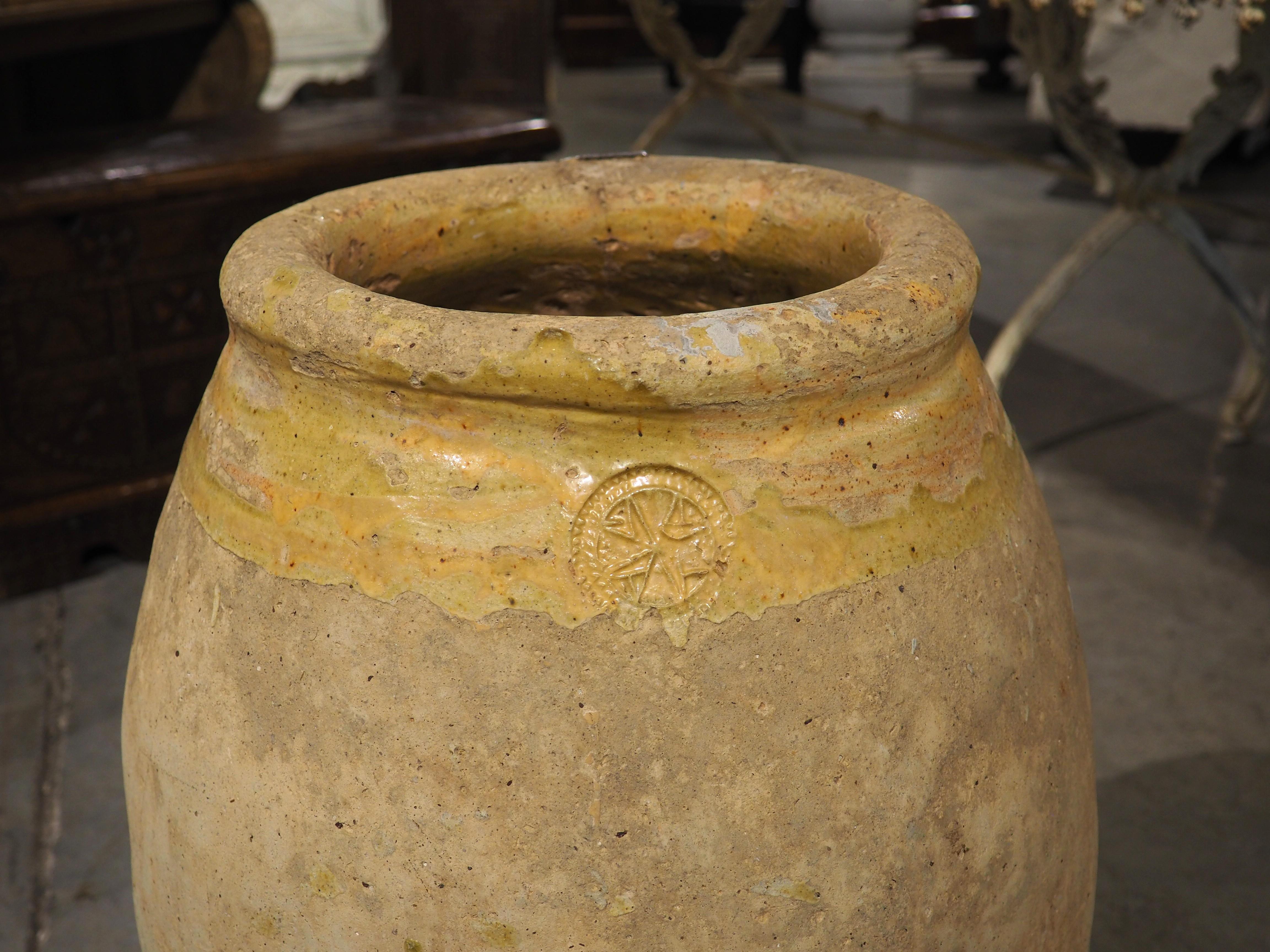 Terre cuite Pot à Biot estampillé et à glaçure jaune datant du 17e siècle. en vente