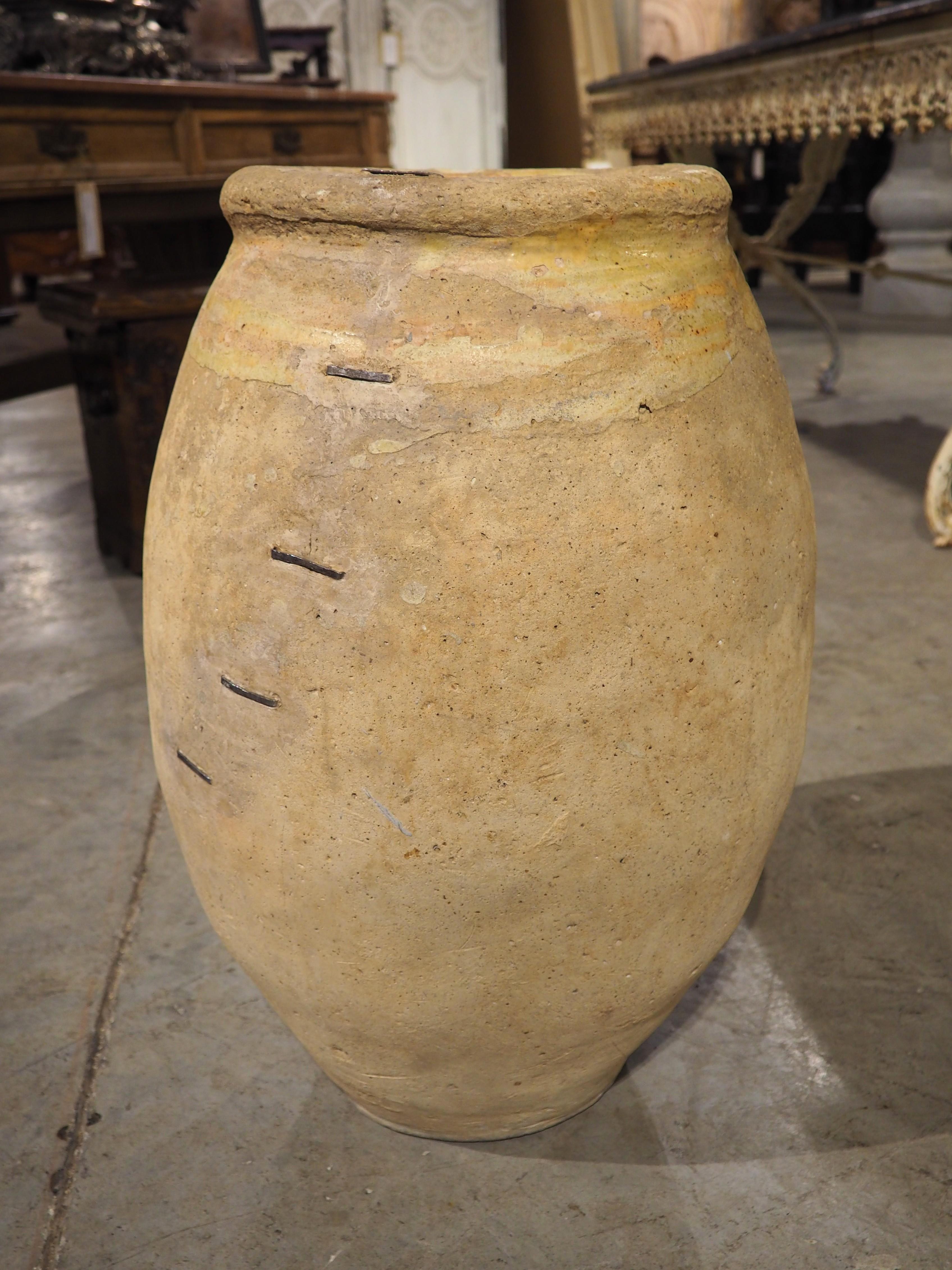 Pot à Biot estampillé et à glaçure jaune datant du 17e siècle. en vente 2