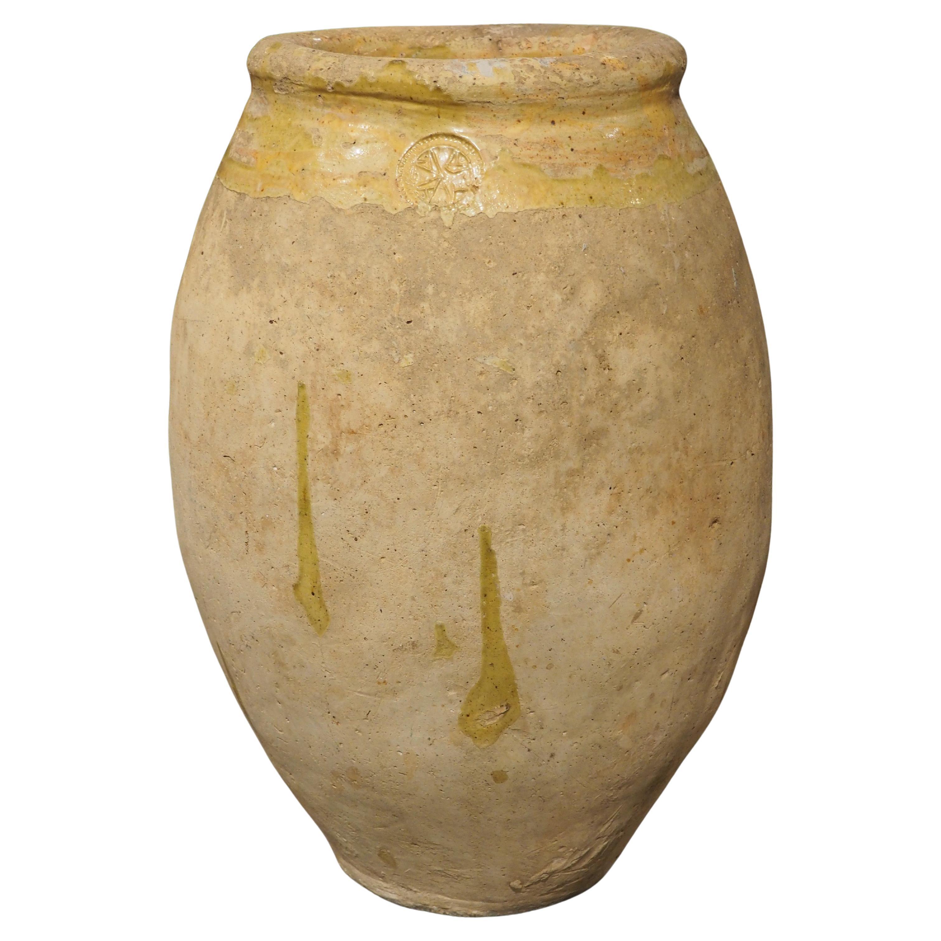 Pot à Biot estampillé et à glaçure jaune datant du 17e siècle.