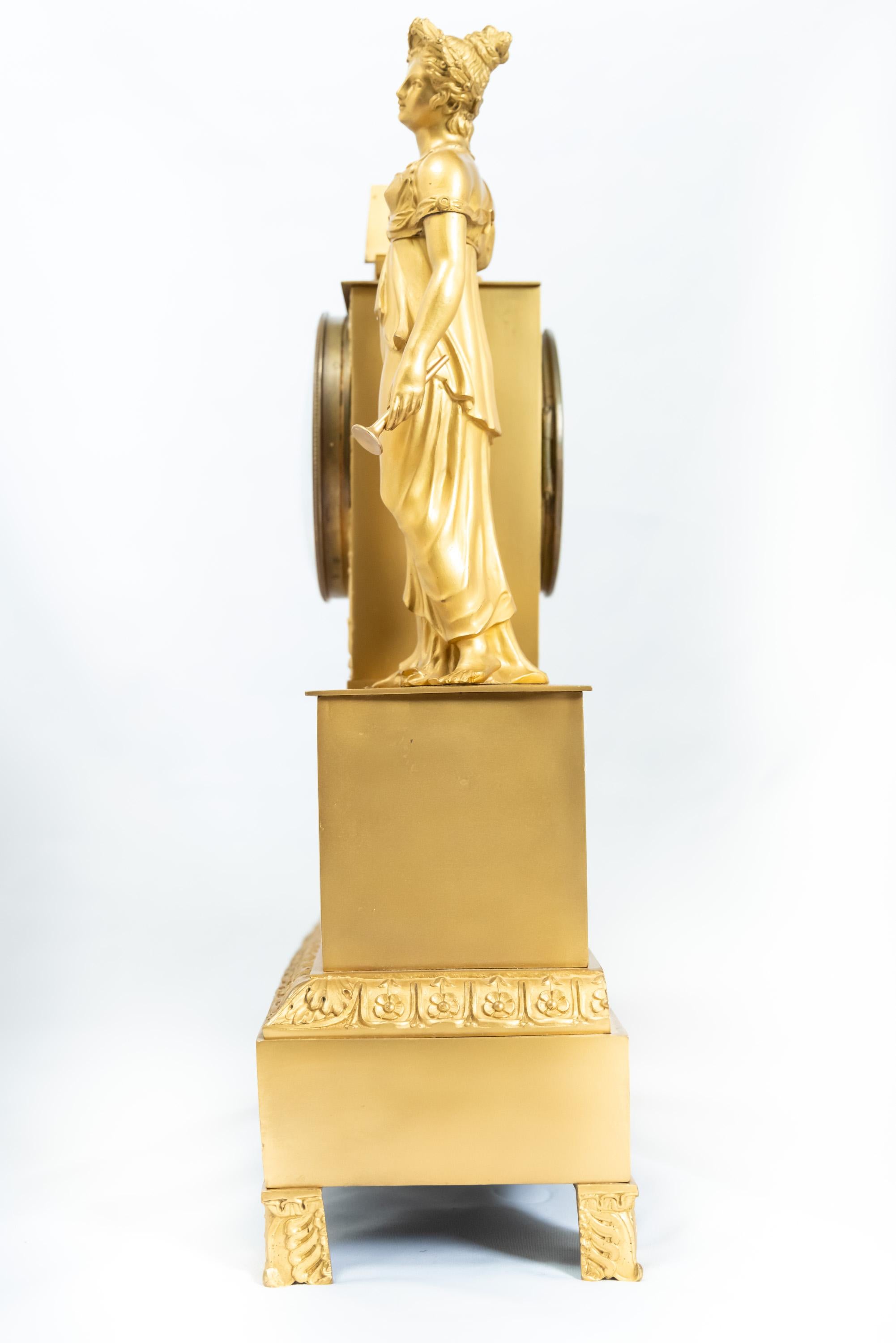 Stehende Figur Französische feuervergoldete Uhr aus der Restaurationszeit (Vergoldet) im Angebot