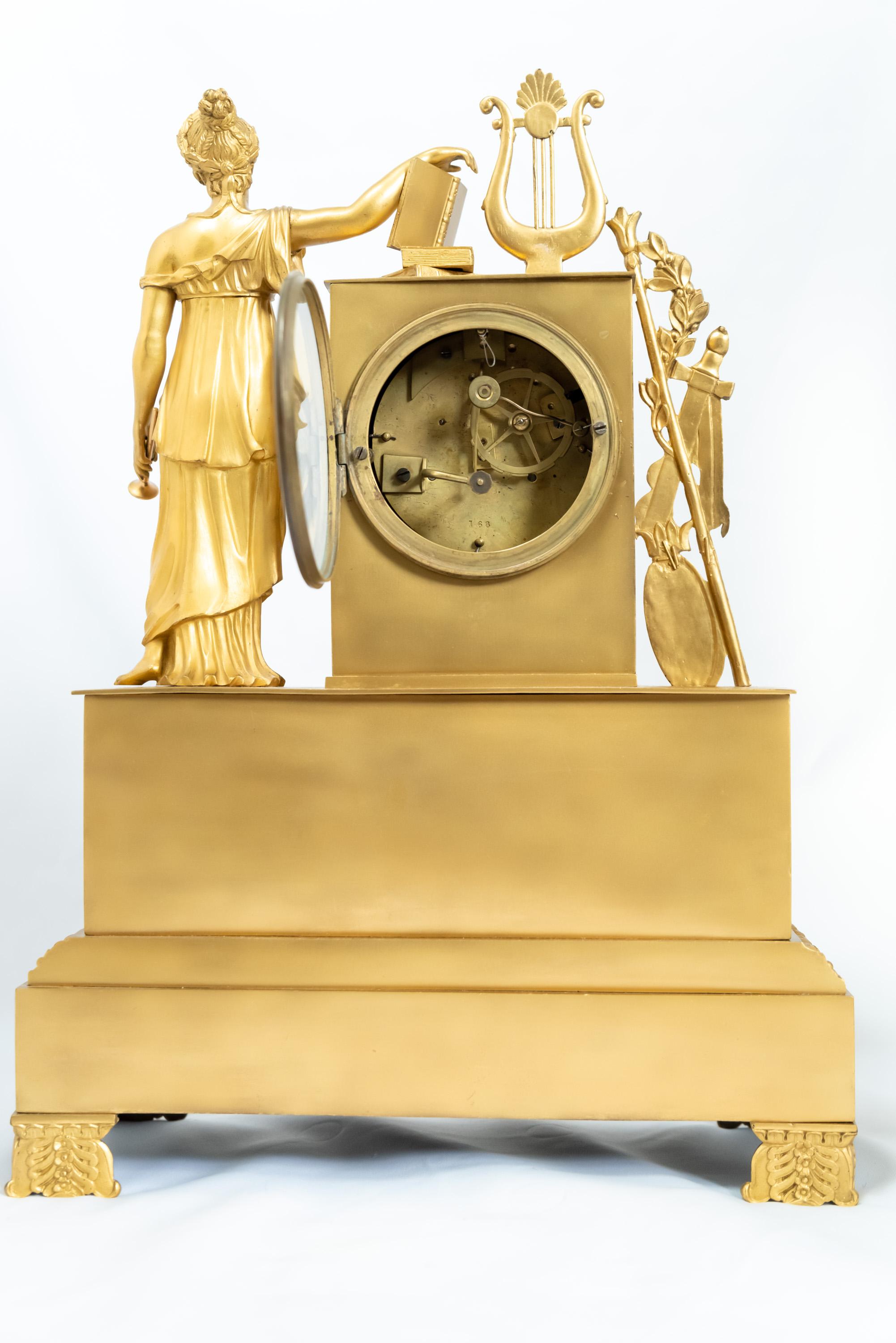Stehende Figur Französische feuervergoldete Uhr aus der Restaurationszeit (19. Jahrhundert) im Angebot