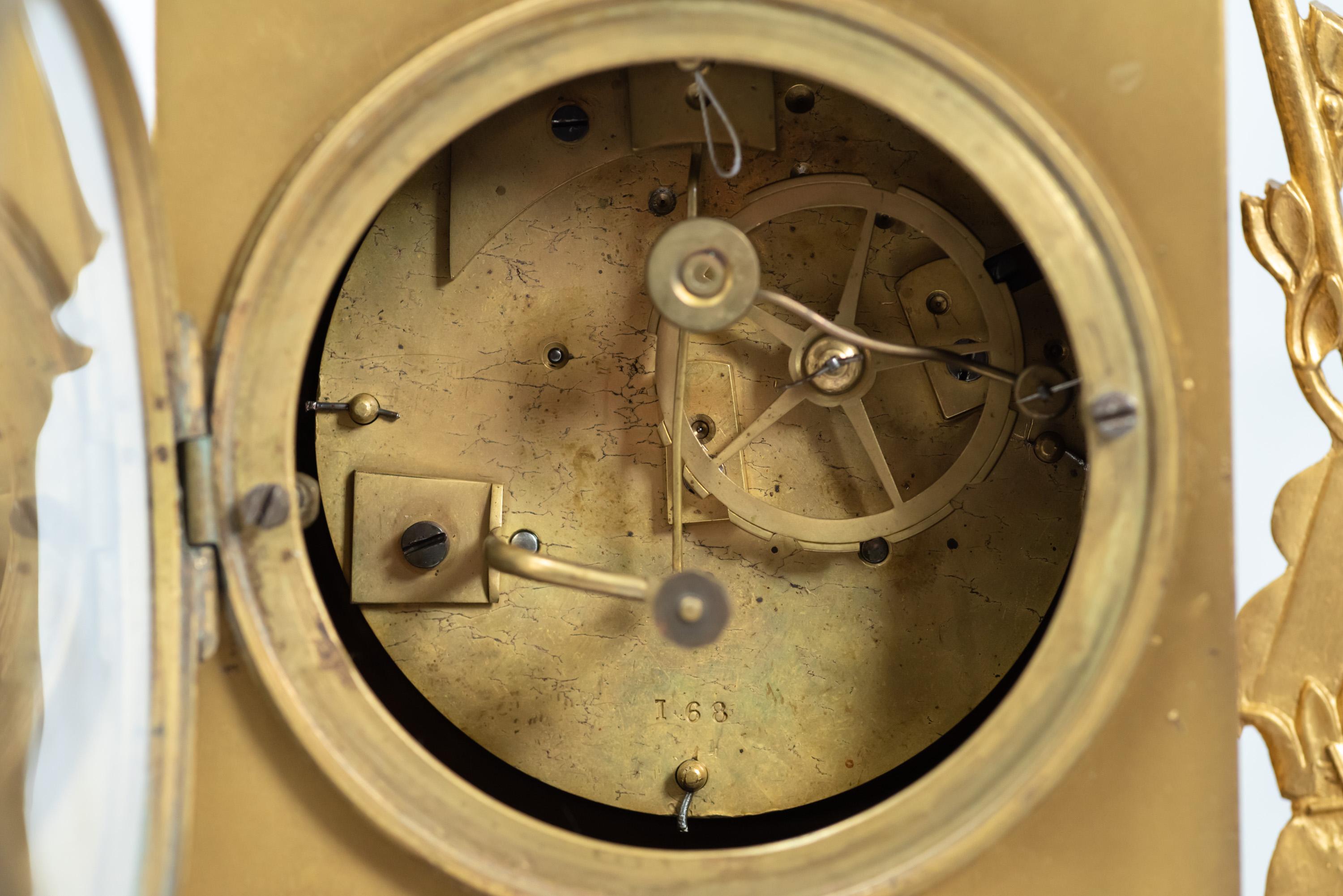 Stehende Figur Französische feuervergoldete Uhr aus der Restaurationszeit im Angebot 1