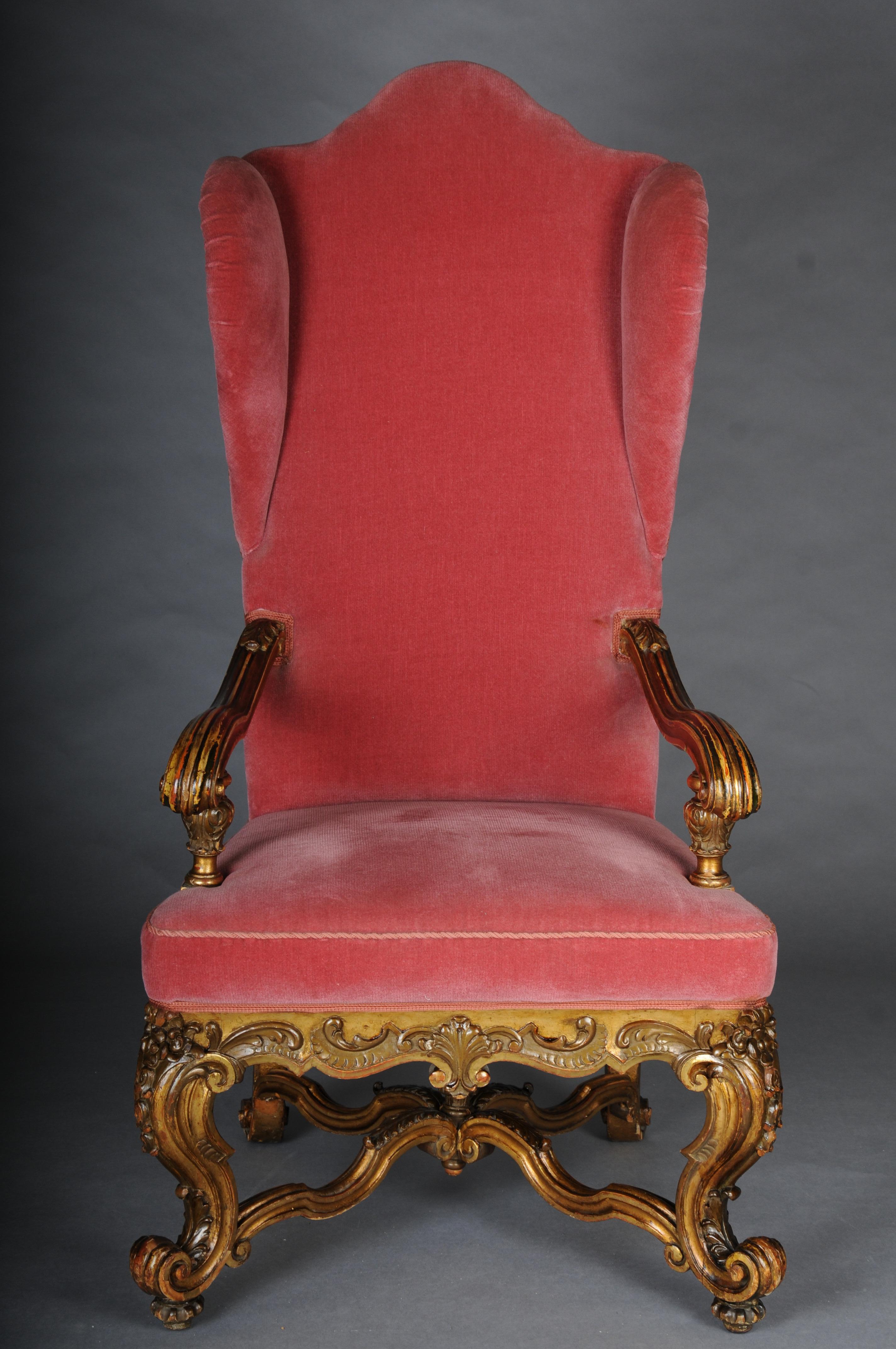 Un imposant fauteuil baroque, doré, vers 1870

Bois massif, richement et finement sculpté. Cadre incurvé et orné. Très robuste et majestueux. Fauteuil trône extrêmement impressionnant avec un dossier haut et une tapisserie en forme de dos d'âne. Le