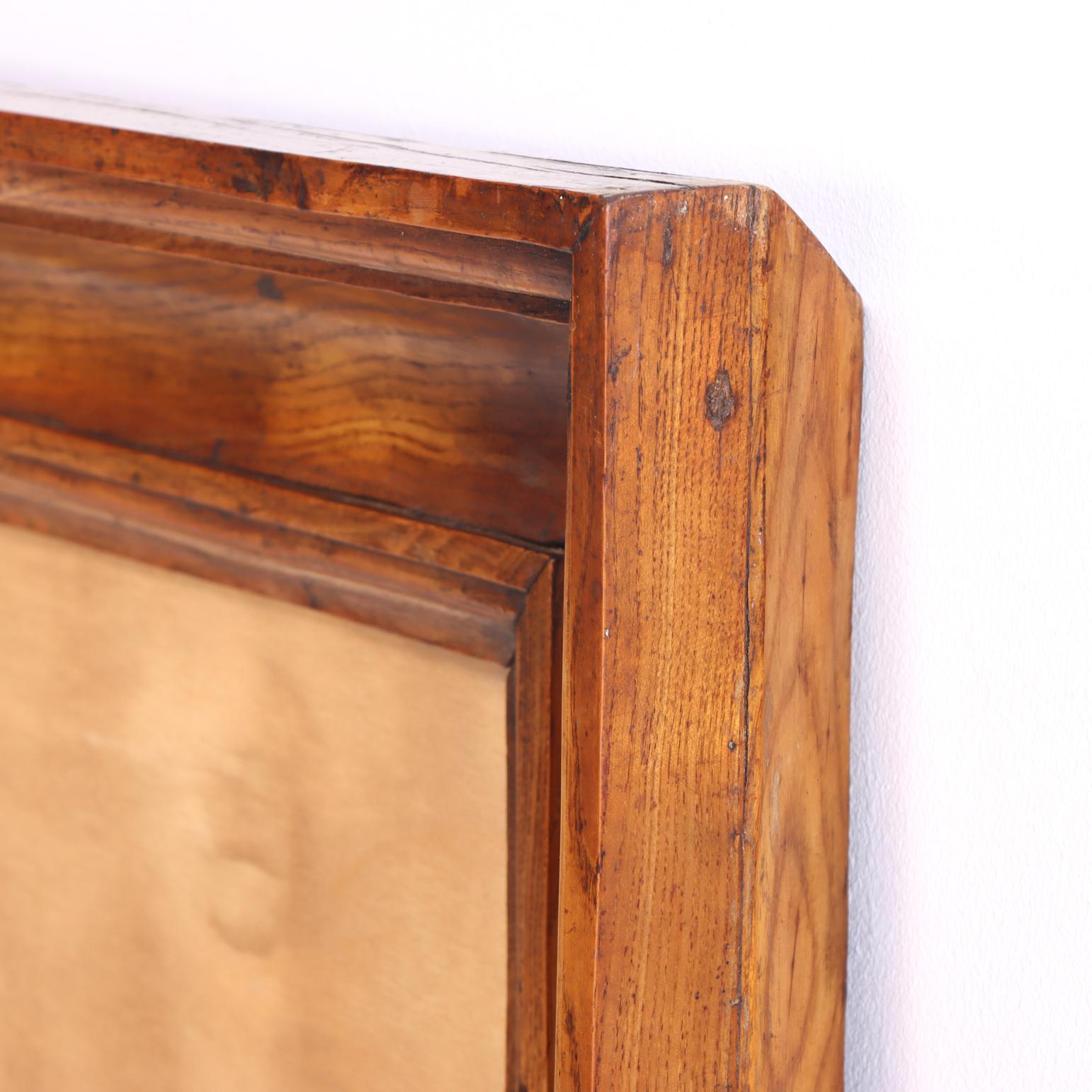 Caratterizzata da un legno di olmo dalla ricca venatura e da una patina calda e pastosa sviluppata nel tempo, ogni cornice è modellata a baffo, conferendo profondità ed eleganza al profilo e sottolineando in modo sottile l'opera d'arte o lo specchio
