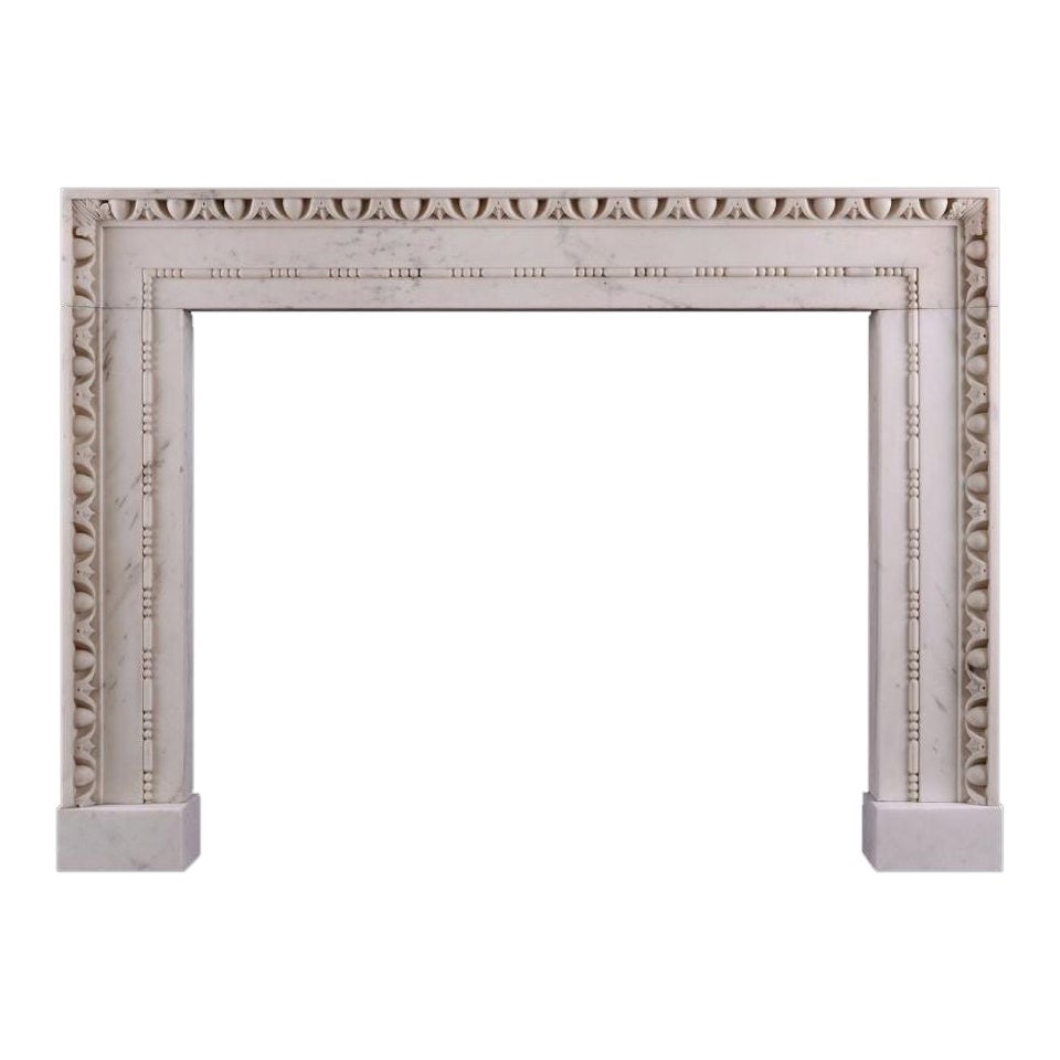 Un caminetto in marmo statuario in stile architettonico