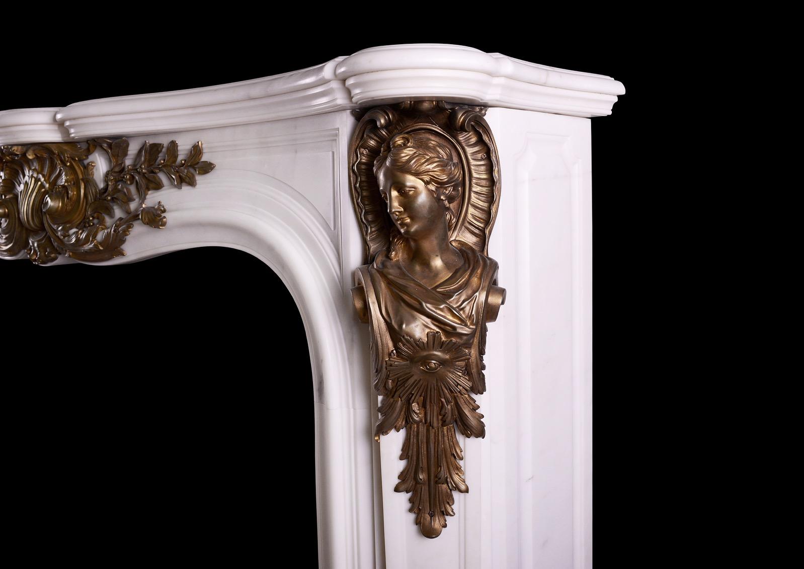 Français Cheminée en marbre statuaire avec ornementation en bronze en vente