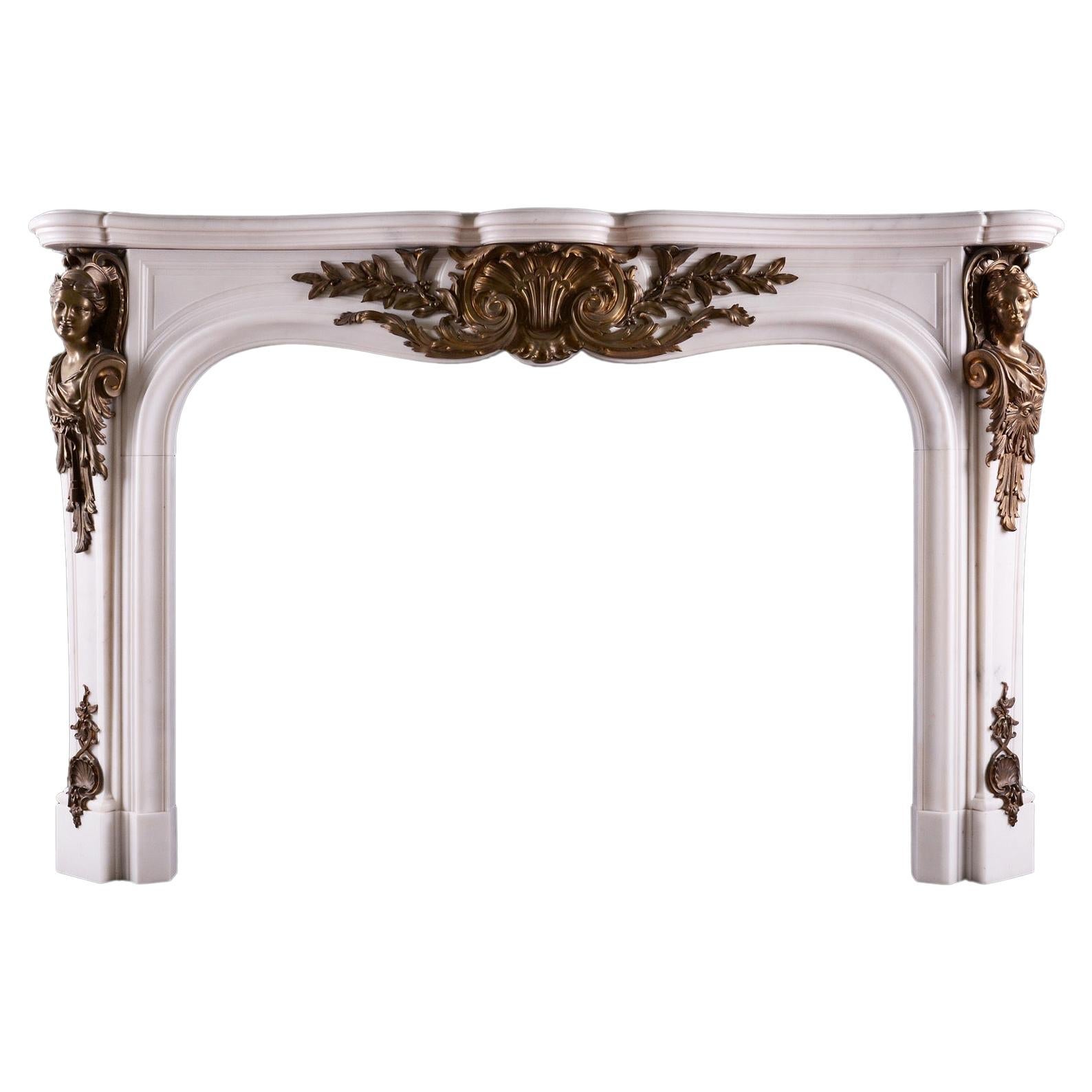 Un caminetto in marmo statuario con ornamenti in bronzo