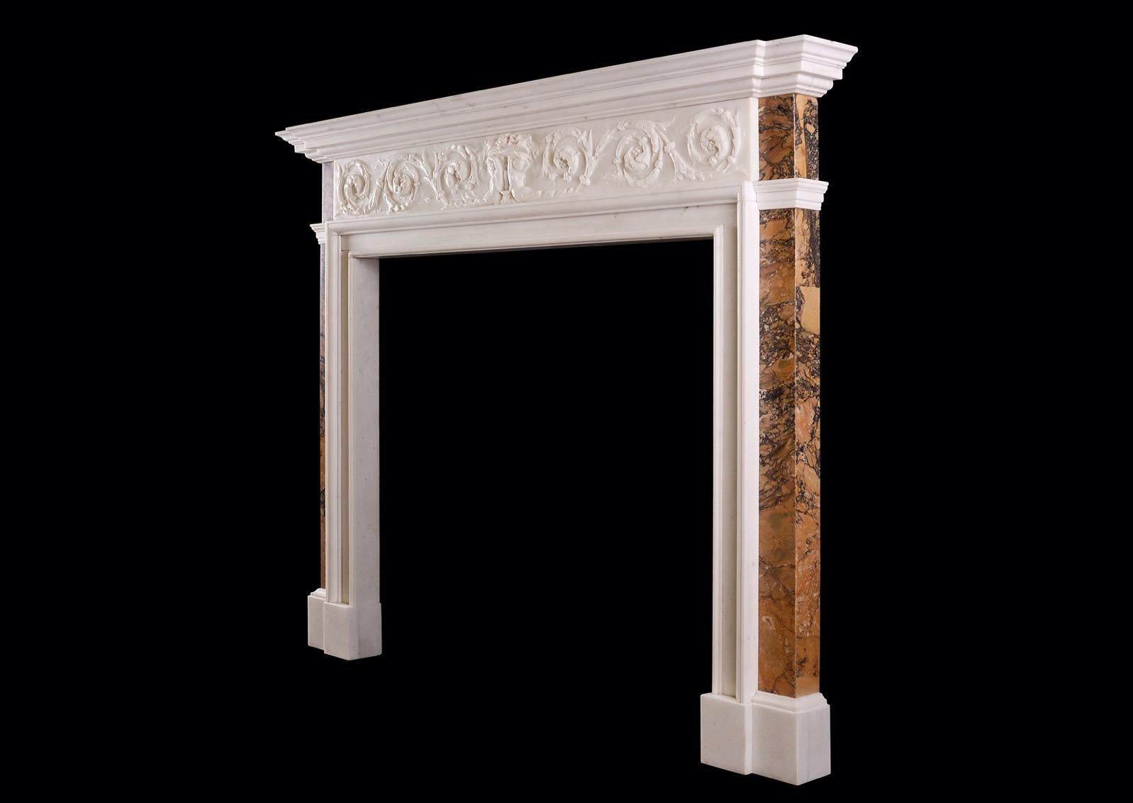 Kamin aus Bildhauermarmor mit italienischer Siena-Marmorintarsienarbeit im Angebot 1