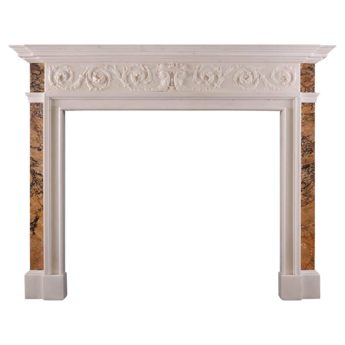 Kamin aus Bildhauermarmor mit italienischer Siena-Marmorintarsienarbeit im Angebot