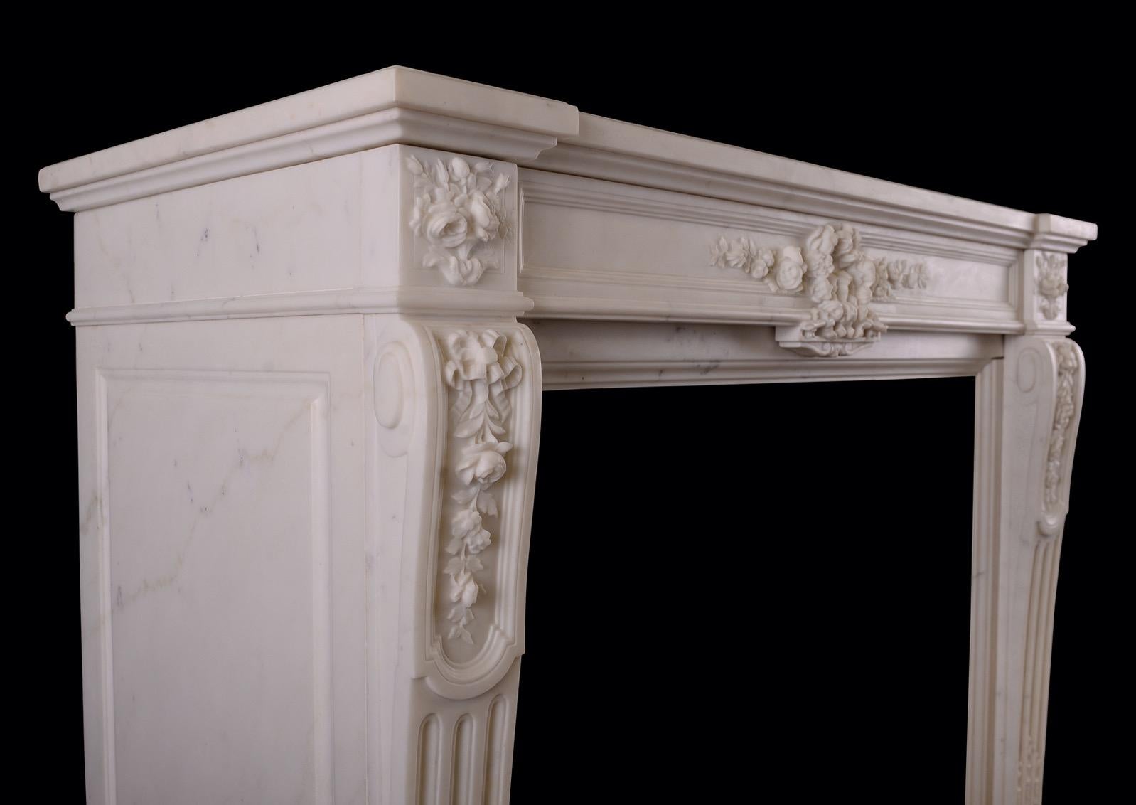 XIXe siècle Une cheminée statuaire en marbre blanc de style Louis XVI. en vente
