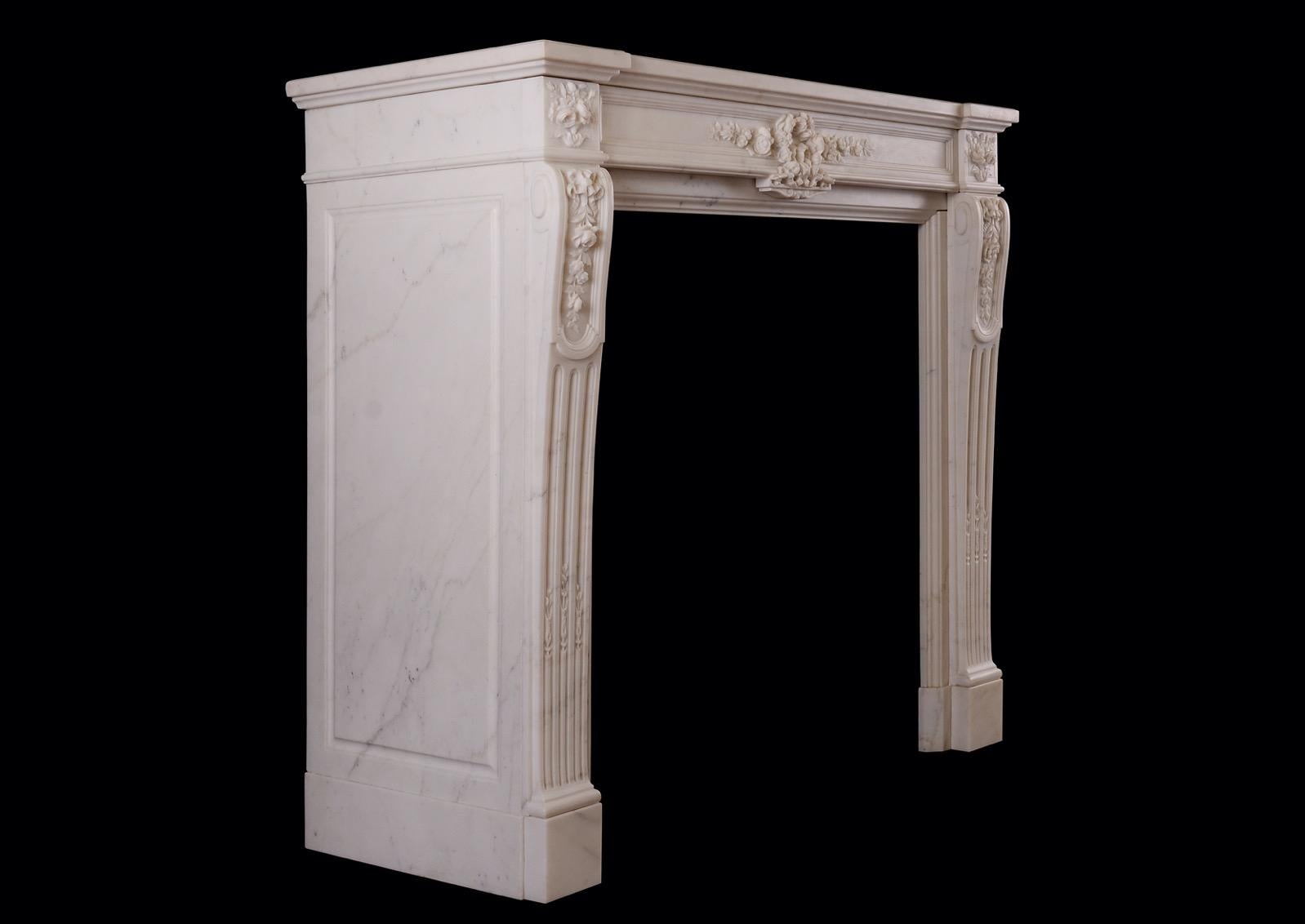 Marbre Une cheminée statuaire en marbre blanc de style Louis XVI. en vente