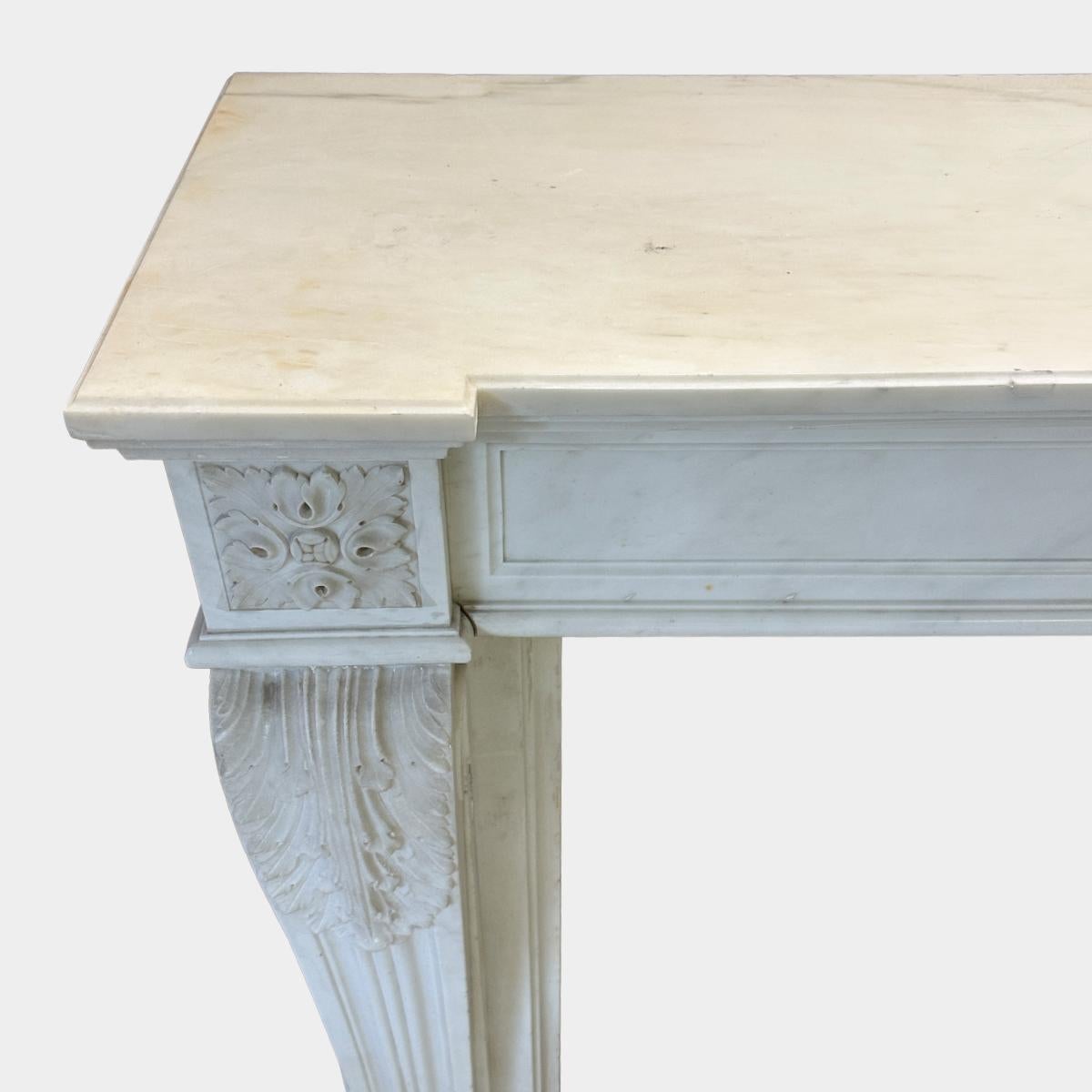 Sculpté à la main Cheminée Louis XVI en marbre blanc statuaire en vente
