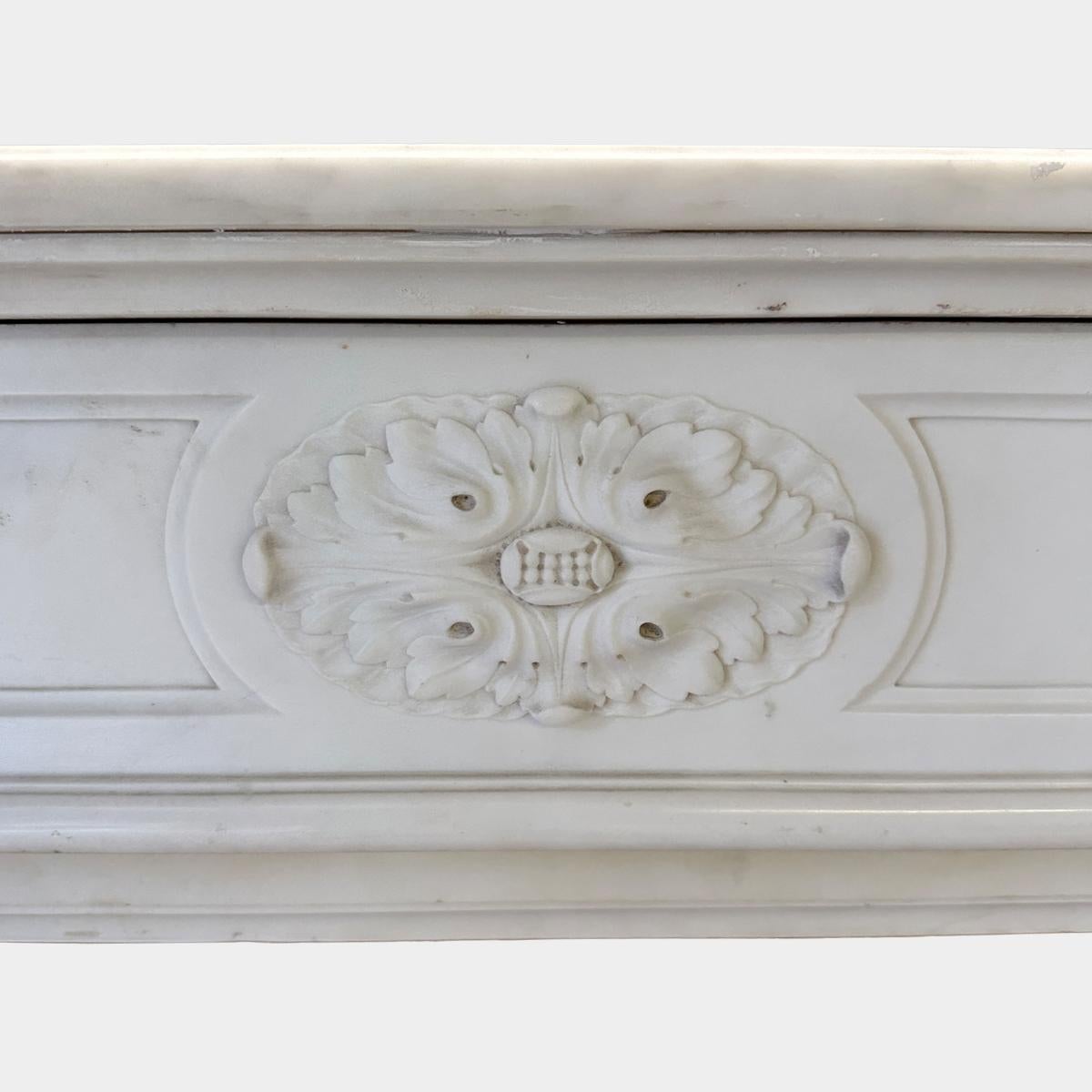Cheminée Louis XVI en marbre blanc statuaire Bon état - En vente à London, GB
