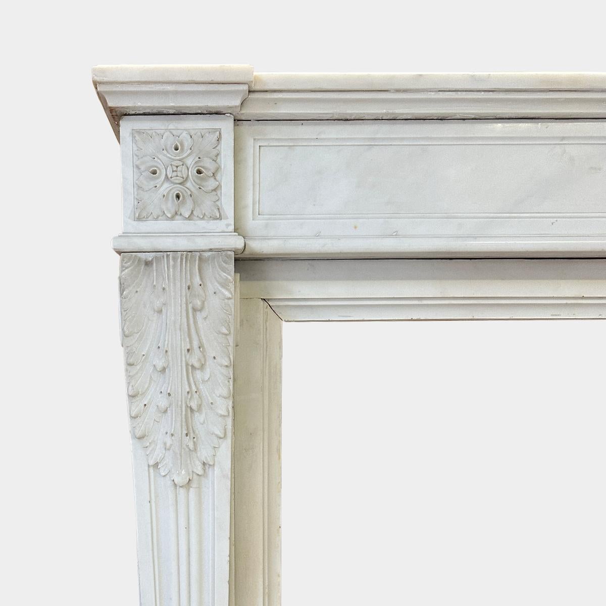 XVIIIe siècle Cheminée Louis XVI en marbre blanc statuaire en vente