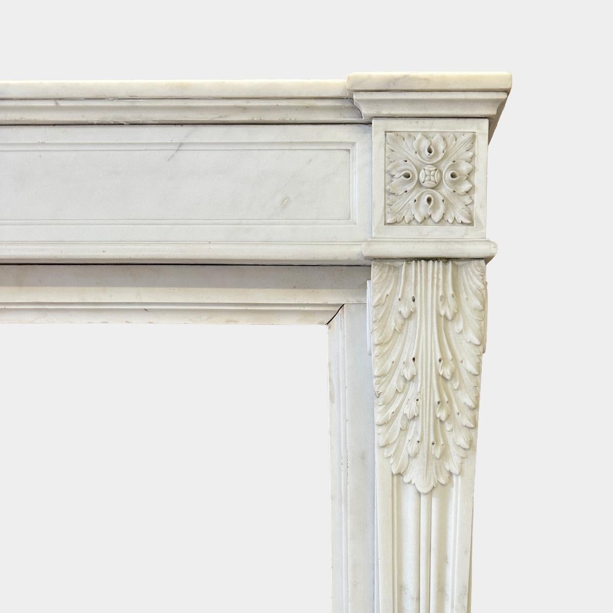 Marbre statuaire Cheminée Louis XVI en marbre blanc statuaire en vente