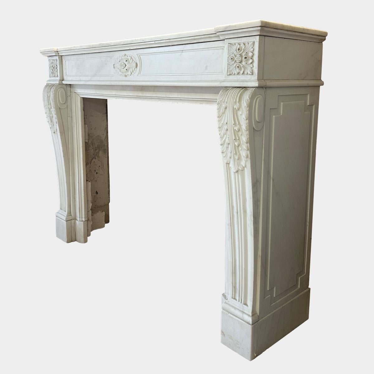 Cheminée Louis XVI en marbre blanc statuaire en vente 1