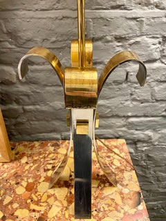 Une "Corolle" en acier et en laiton  Lampe de table de la Maison Charles