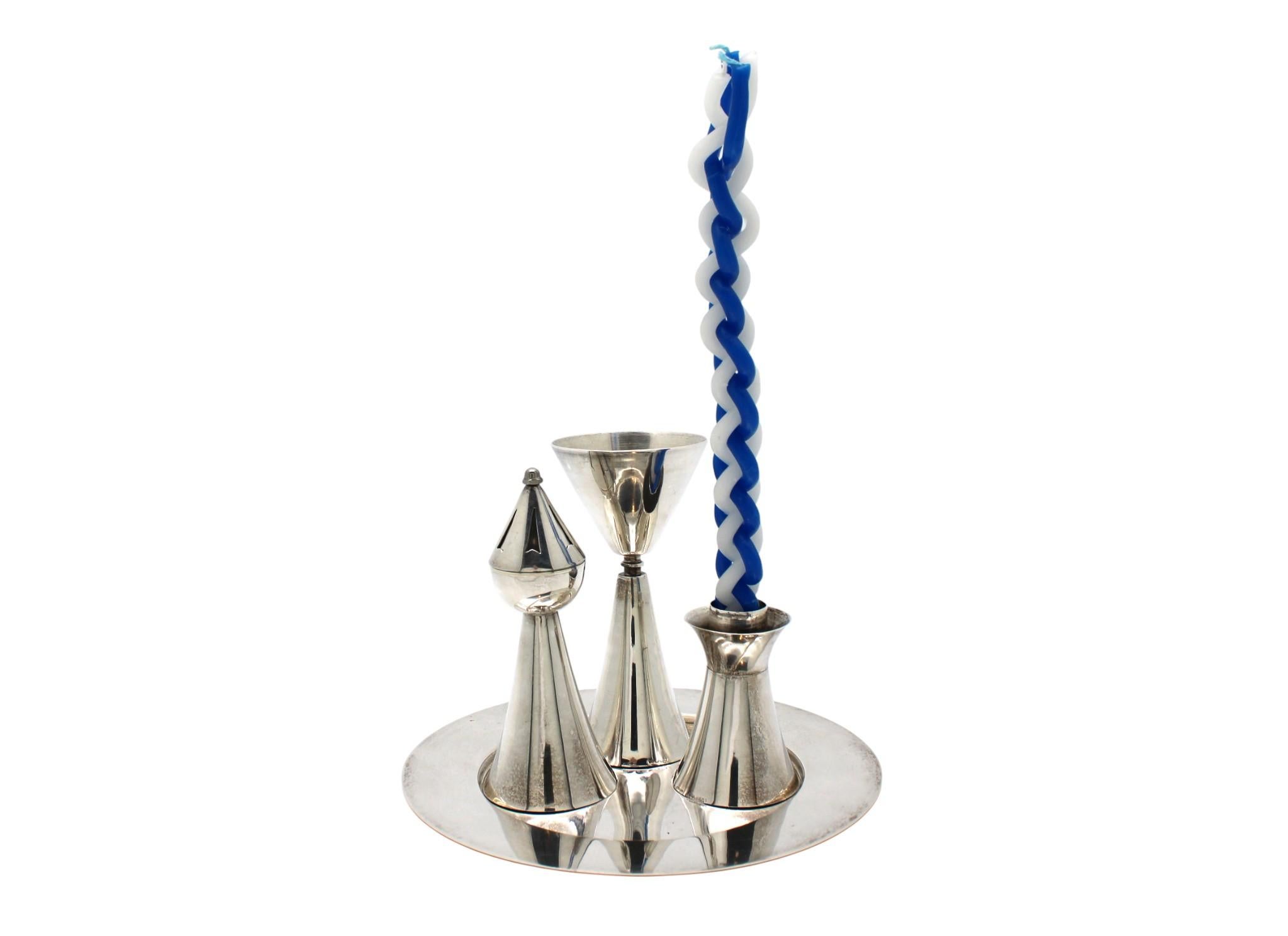 Auffälliges modernistisches Havdalah-Set des renommierten Silberschmieds Ludwig Wolpert, bestehend aus einem Kiddusch-Becher, einem Kerzenhalter, einem Gewürzturm und einem runden Tablett - alles aus Sterlingsilber gefertigt und durch Wolperts