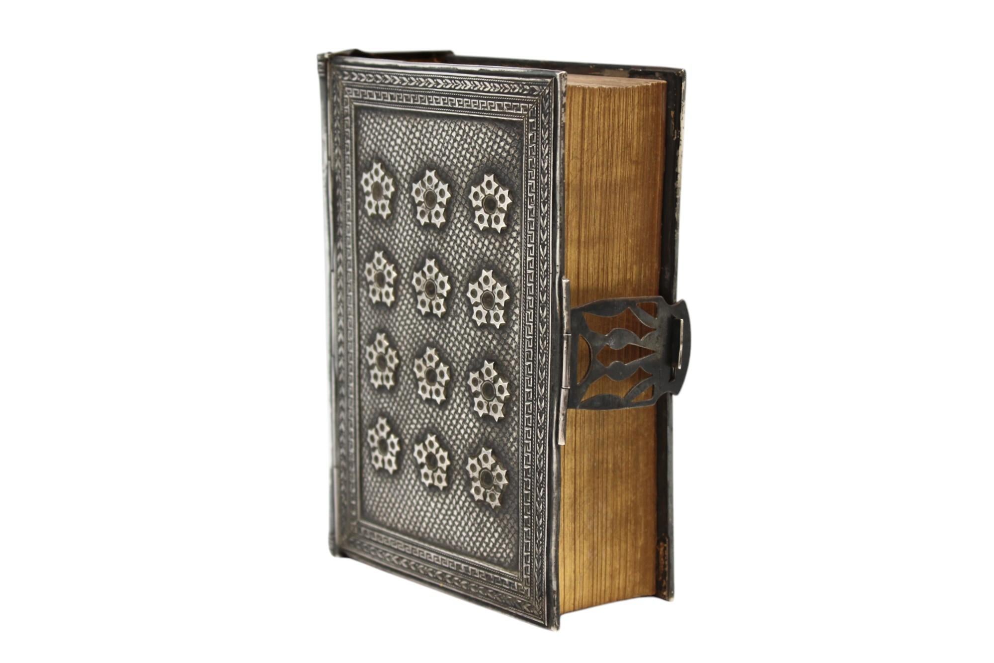 Questa eccezionale rilegatura Tanach d'epoca in argento sterling, realizzata dalla rinomata Dugma di Israel, è un esempio di raffinato artigianato Judaica. La copertina, riccamente ornata, mostra una raffigurazione di spicco delle Luchot HaBrit