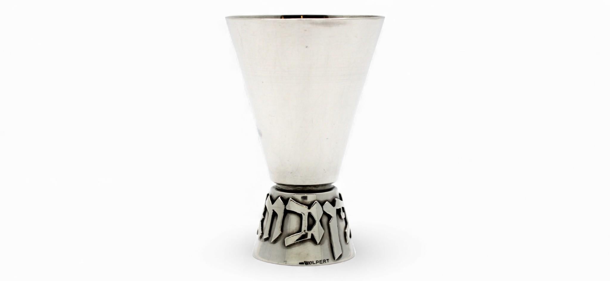 Mid-Century moderno Una coppa Kiddush in argento sterling di Ludwig Wolpert in vendita