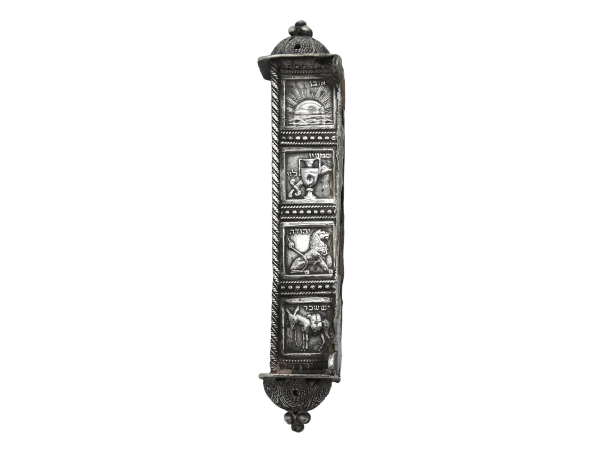 Una bellissima custodia per Mezuzah in argento realizzata da Stanetzky in Israel nel 1950 circa.

A metà del XIX secolo, molte aziende producevano pezzi d'argento durante il movimento moderno e Bezalel era in prima linea nella produzione di molti