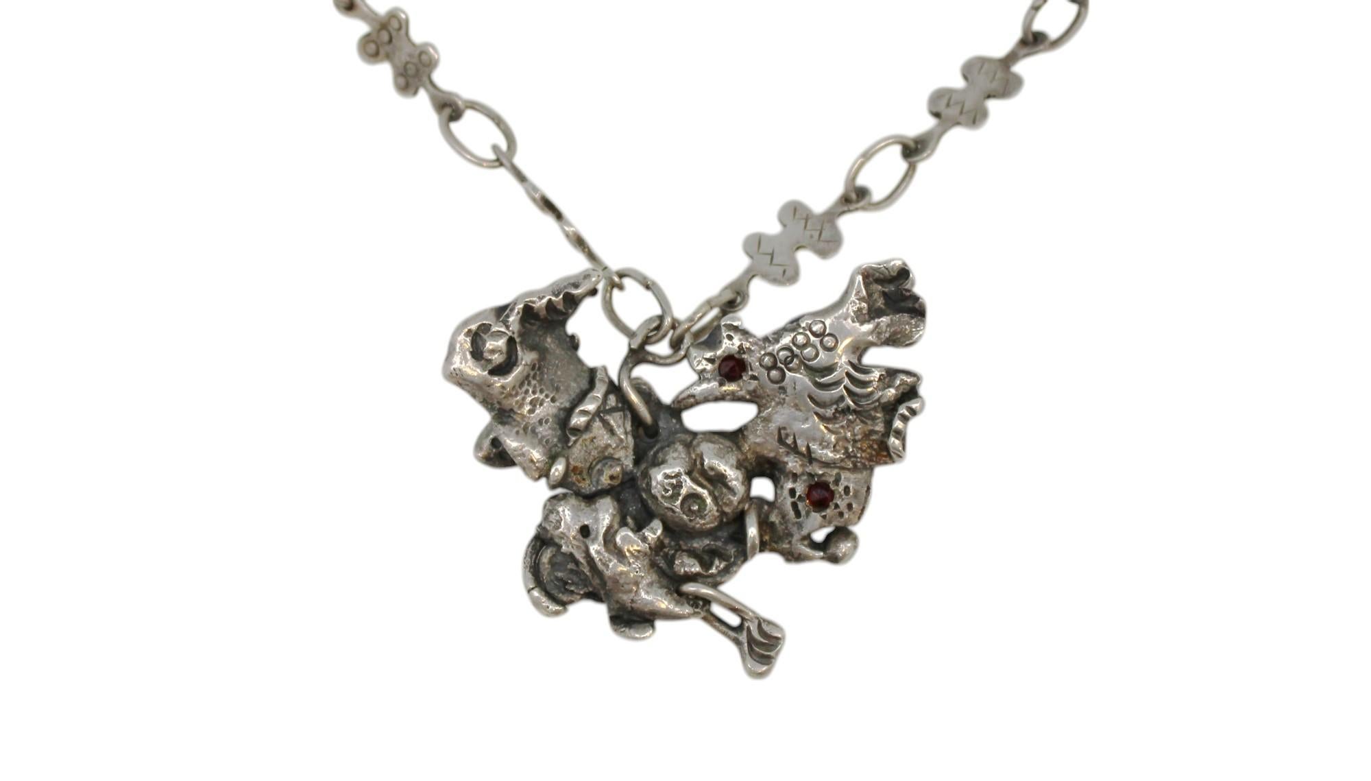Questa squisita collana in argento sterling è una creazione magistrale di Resia Schor, una celebre artista e gioielliera rinomata per il suo approccio organico e scultoreo alla lavorazione dei metalli. Pur essendo sposata con l'acclamato artista