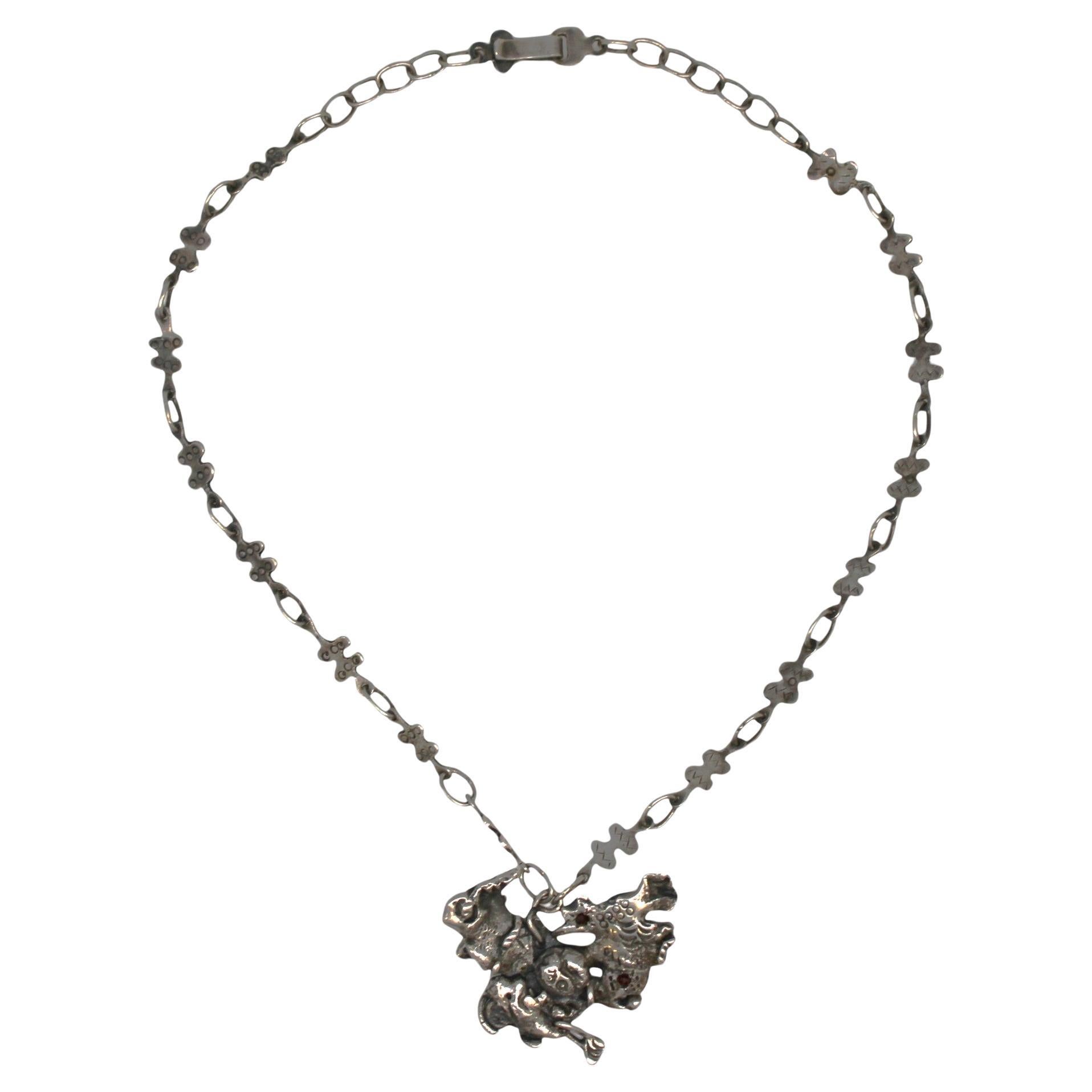 Un collar de plata de ley de Resia Schor
