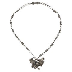 Un collar de plata de ley de Resia Schor