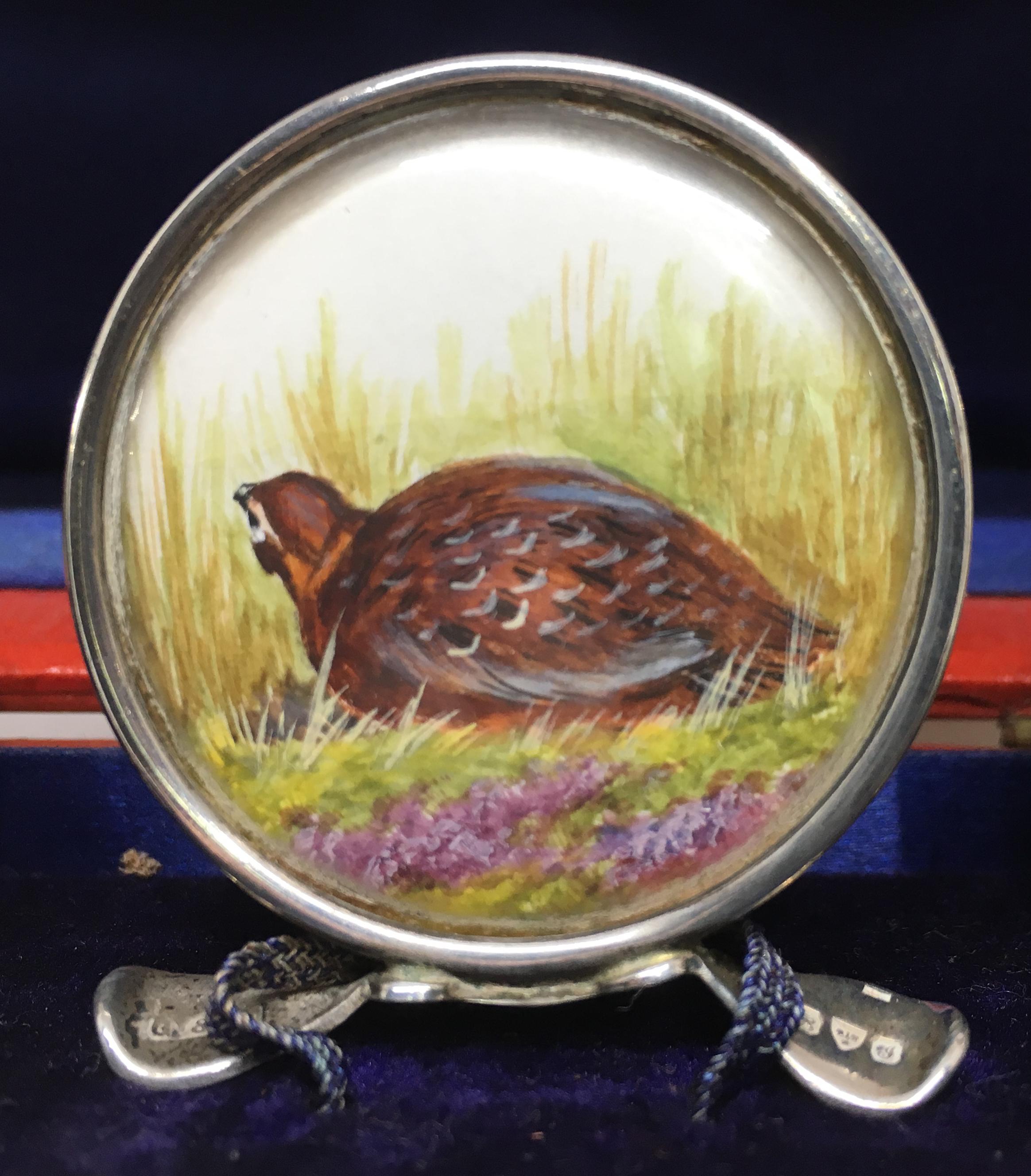 Sterling Silver Set of 4 Hand Painted Enamel Hunting Themes Place Card Holders In Good Condition For Sale In London, GB