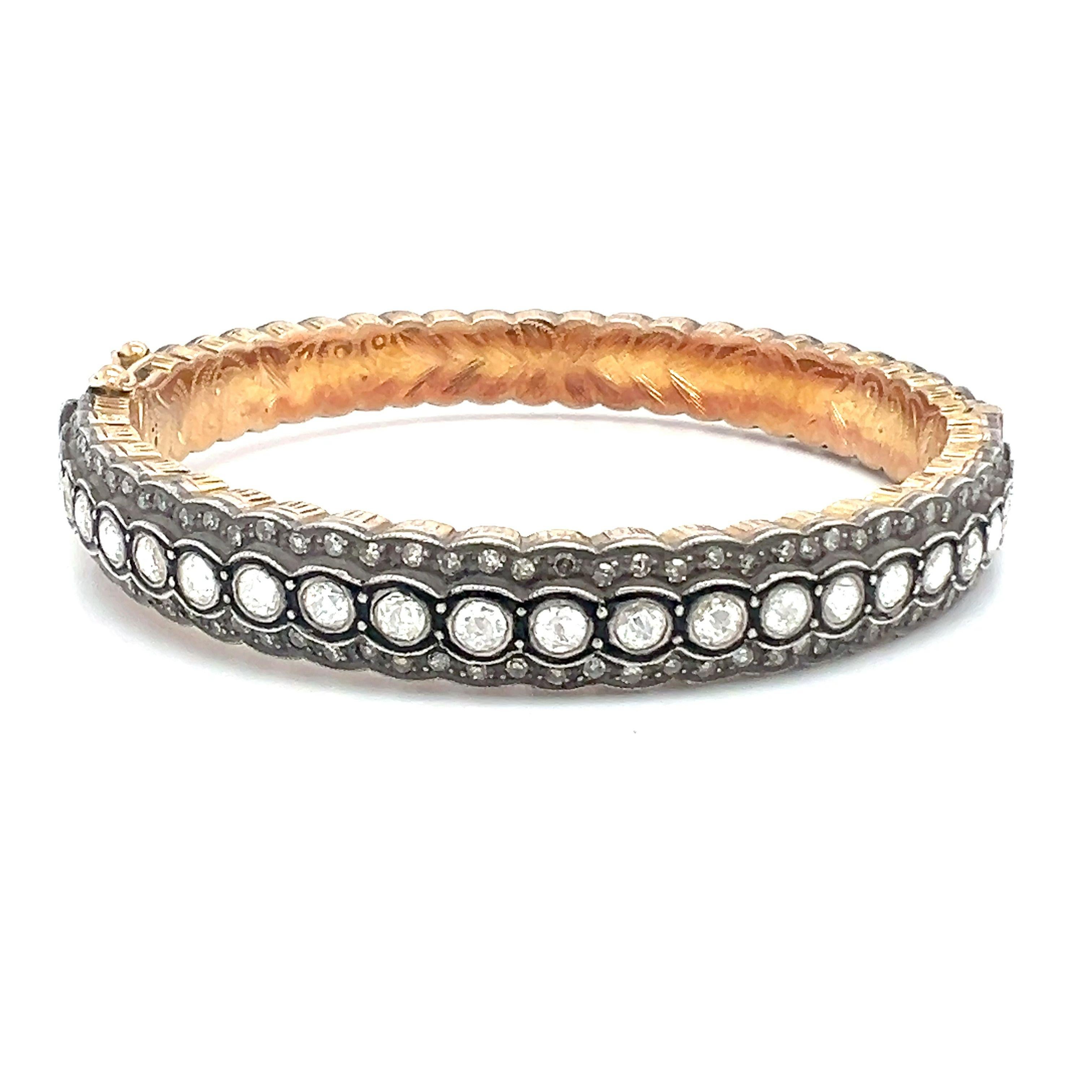 A sterling silver stunning bangle with diamonds In New Condition For Sale In New York, NY