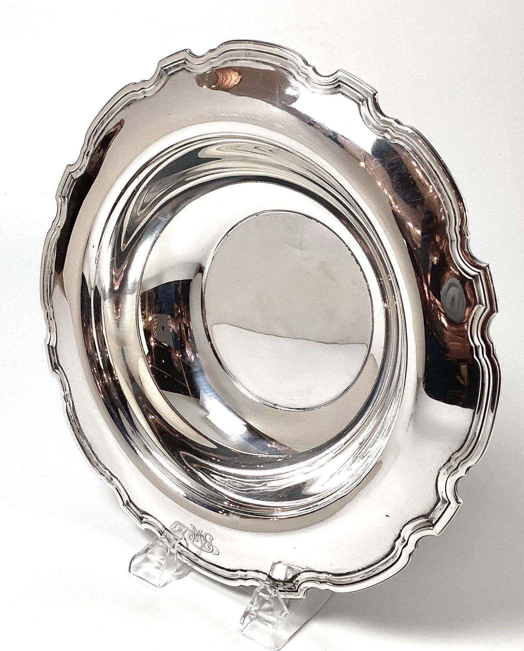 Un bol à bord festonné en sterling de Tiffany and Co du début du 20e siècle, de 12 pouces de diamètre, avec une marque officielle de Tiffany à l'arrière.  25 onces. 