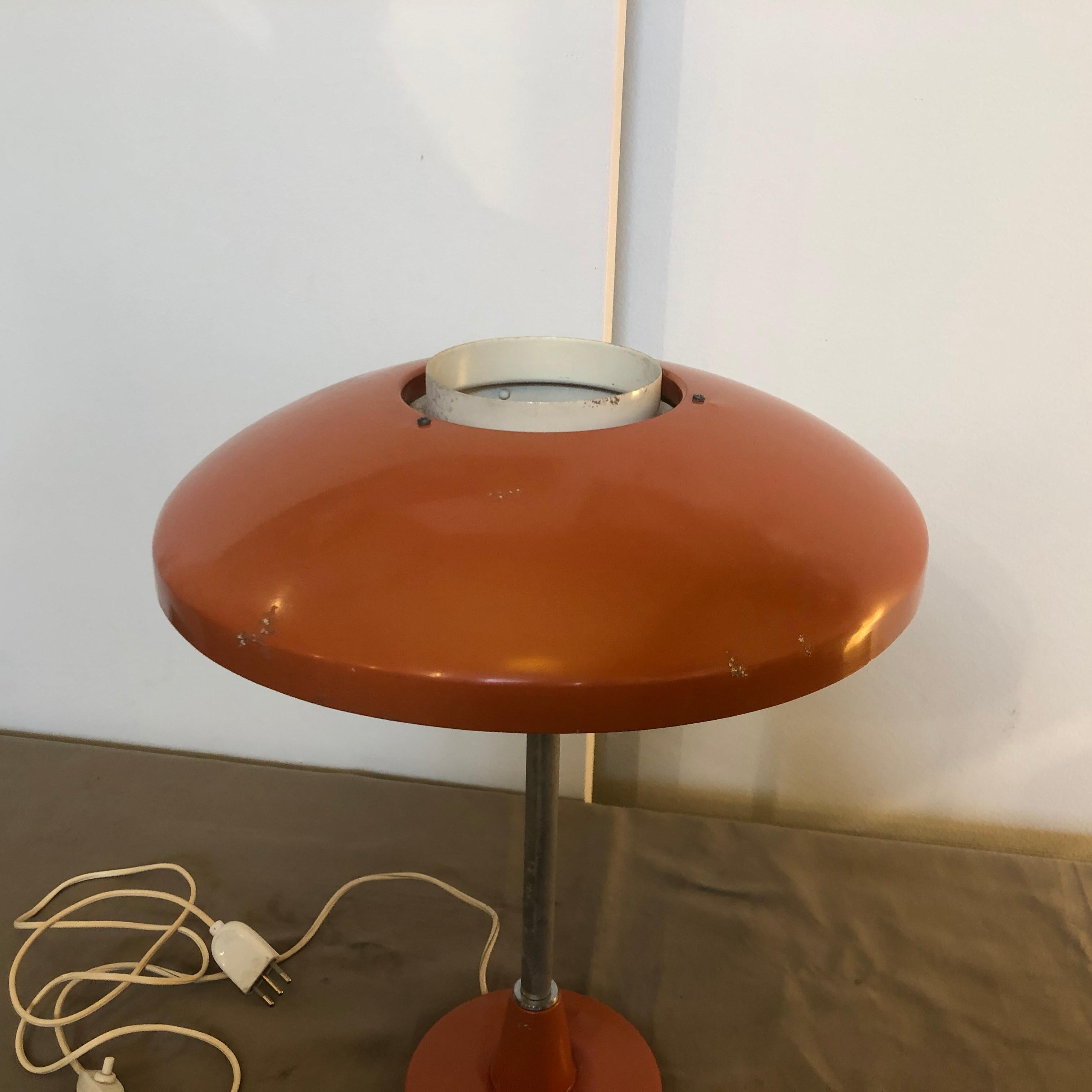 A Table lamp mod. 8022 by Stilnovo, Italy, 1960s. Lacquered aluminium, marked with manufacture label. It's in original conditions. This table lamp exhibits the iconic style and innovative design that Stilnovo was known for during that era. Stilnovo