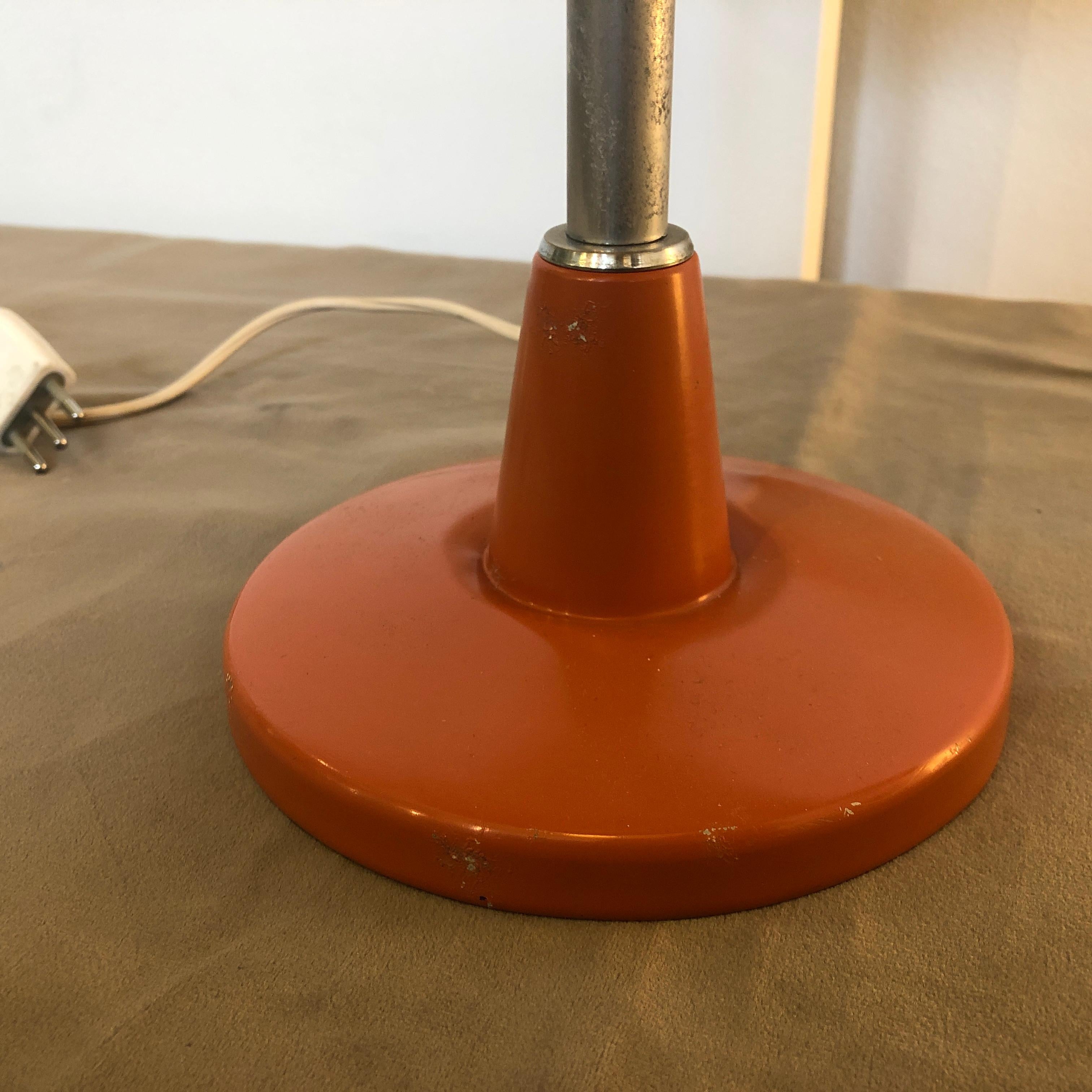 Italian 1960s Stilnovo Mod. 8022 Mid-Century Modern Orange and White Table Lamp For Sale