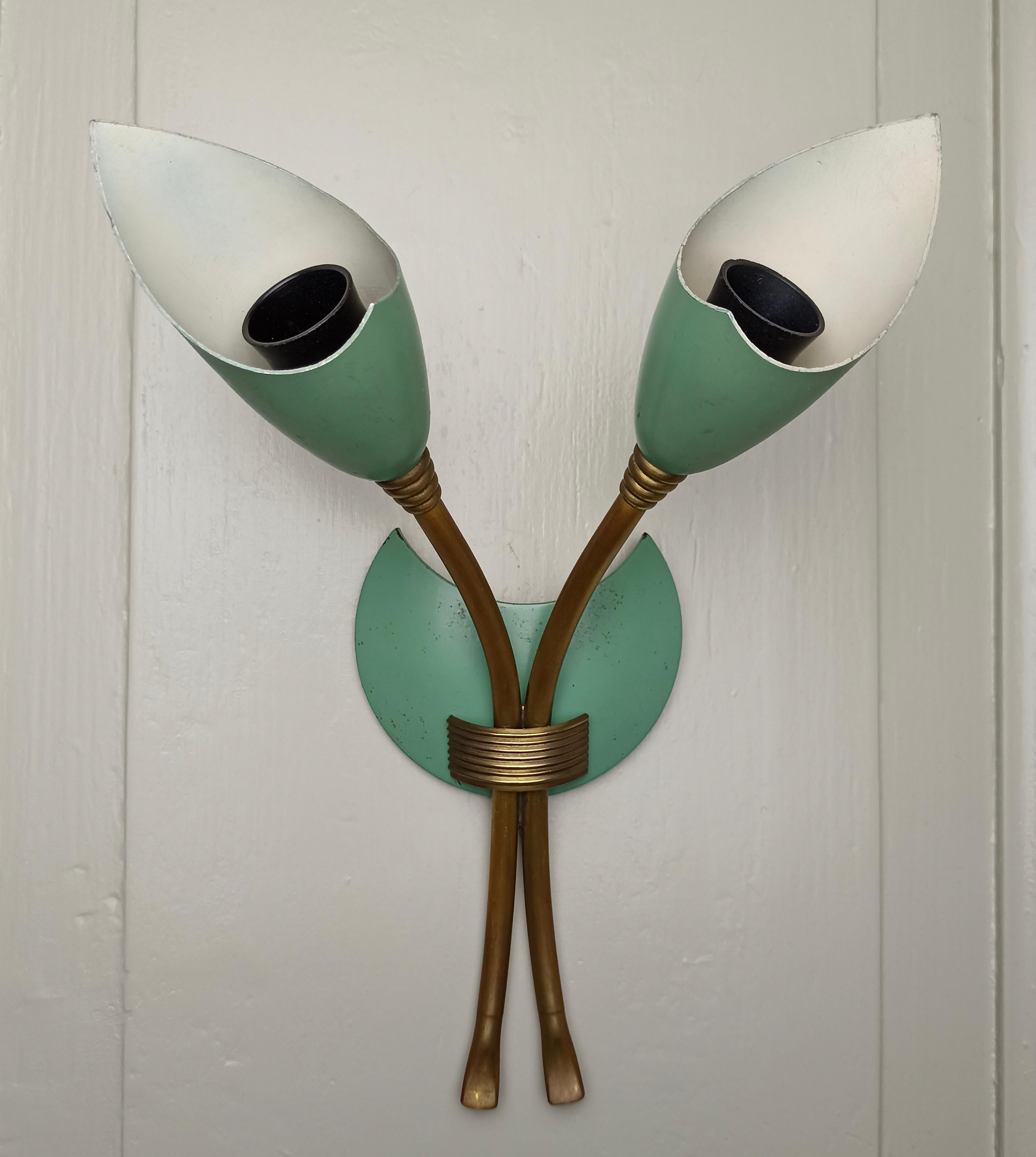 Mid-Century Modern Stilnovo Style 1950s Two-Light Single Sconce, Green Lacquered Metal and Brass For Sale