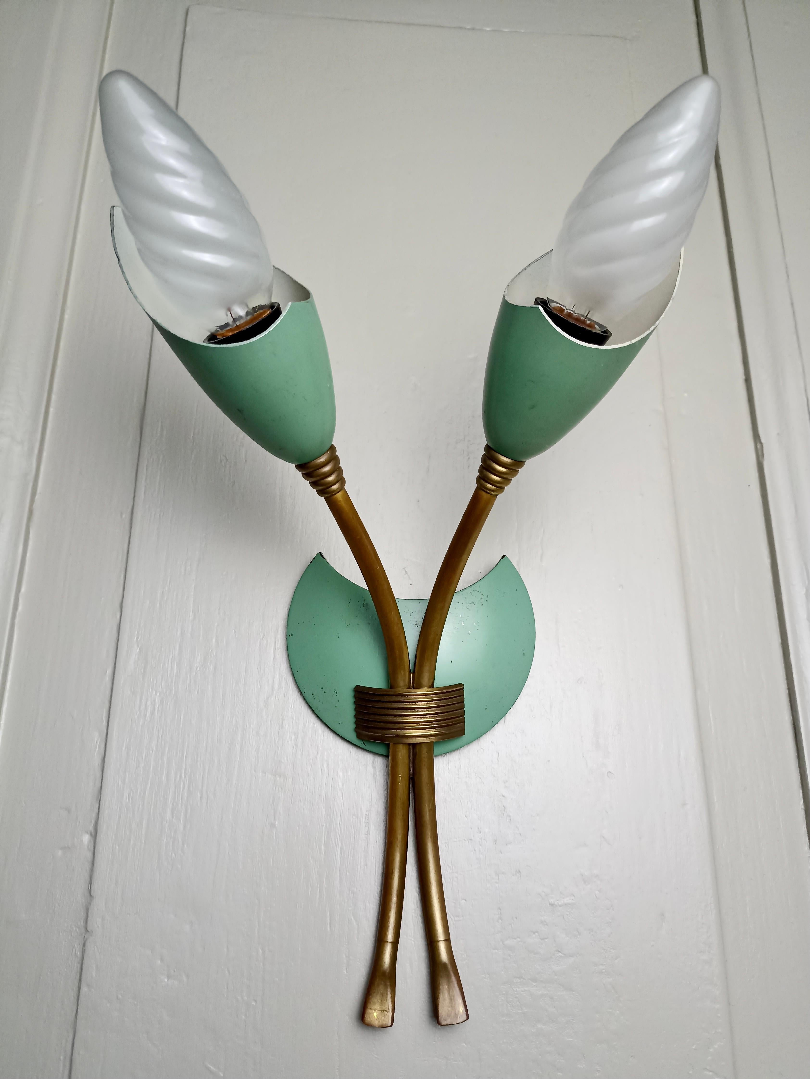 Stilnovo Style 1950s Two-Light Single Sconce, Green Lacquered Metal and Brass In Good Condition For Sale In Caprino Veronese, VR