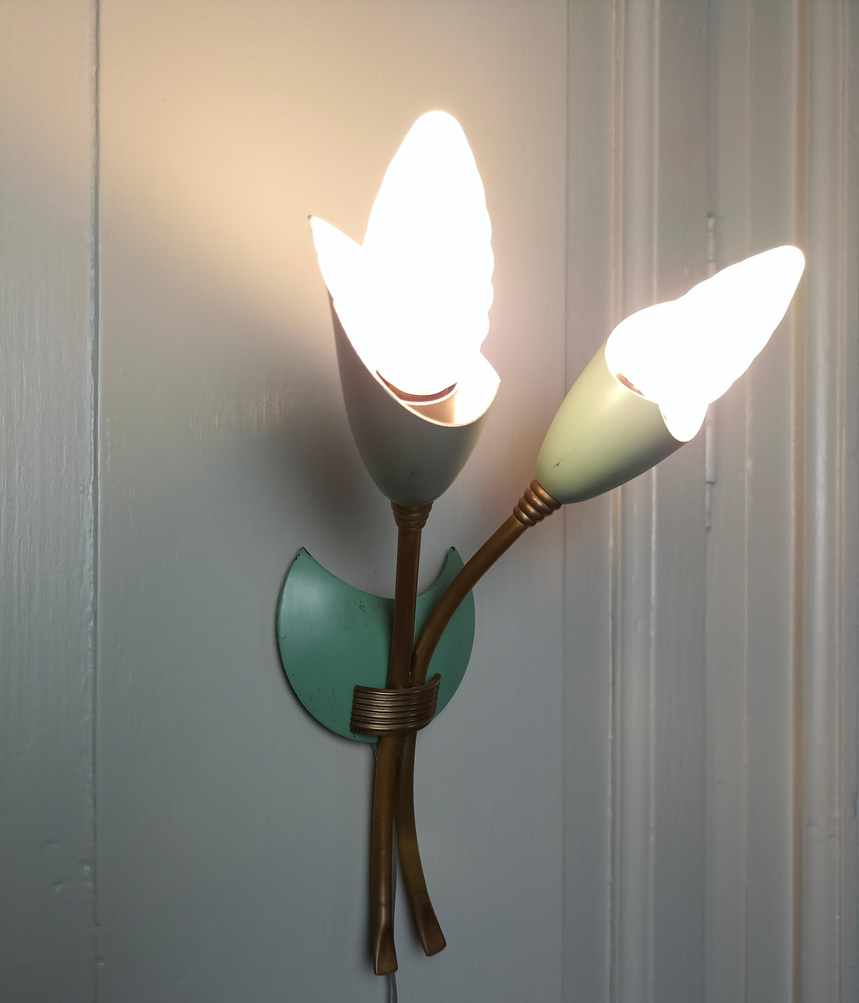 Métal Applique simple à deux lumières de style Stilnovo des années 1950, métal laqué vert et laiton en vente