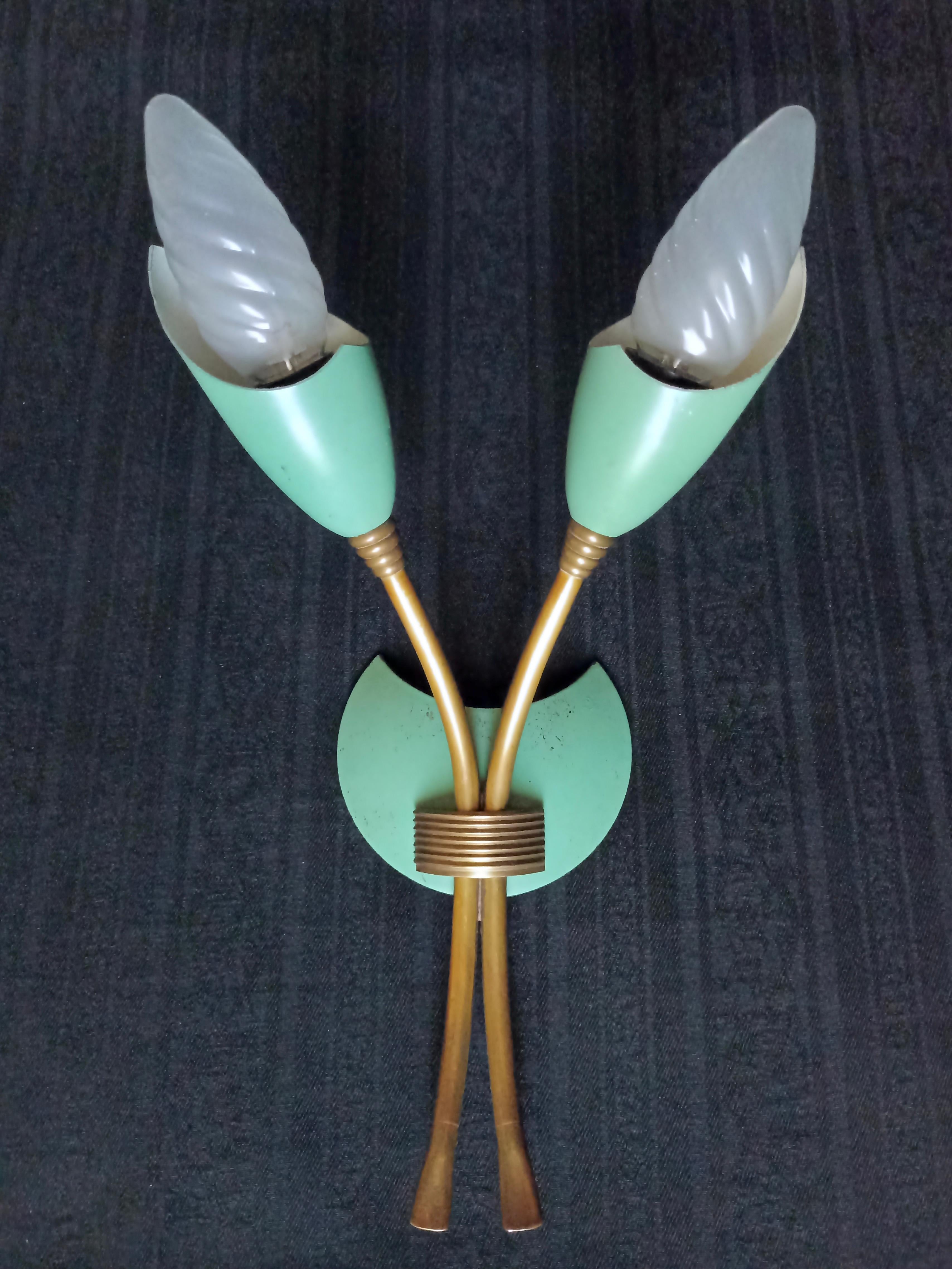 Stilnovo Style 1950s Two-Light Single Sconce, Green Lacquered Metal and Brass For Sale 3