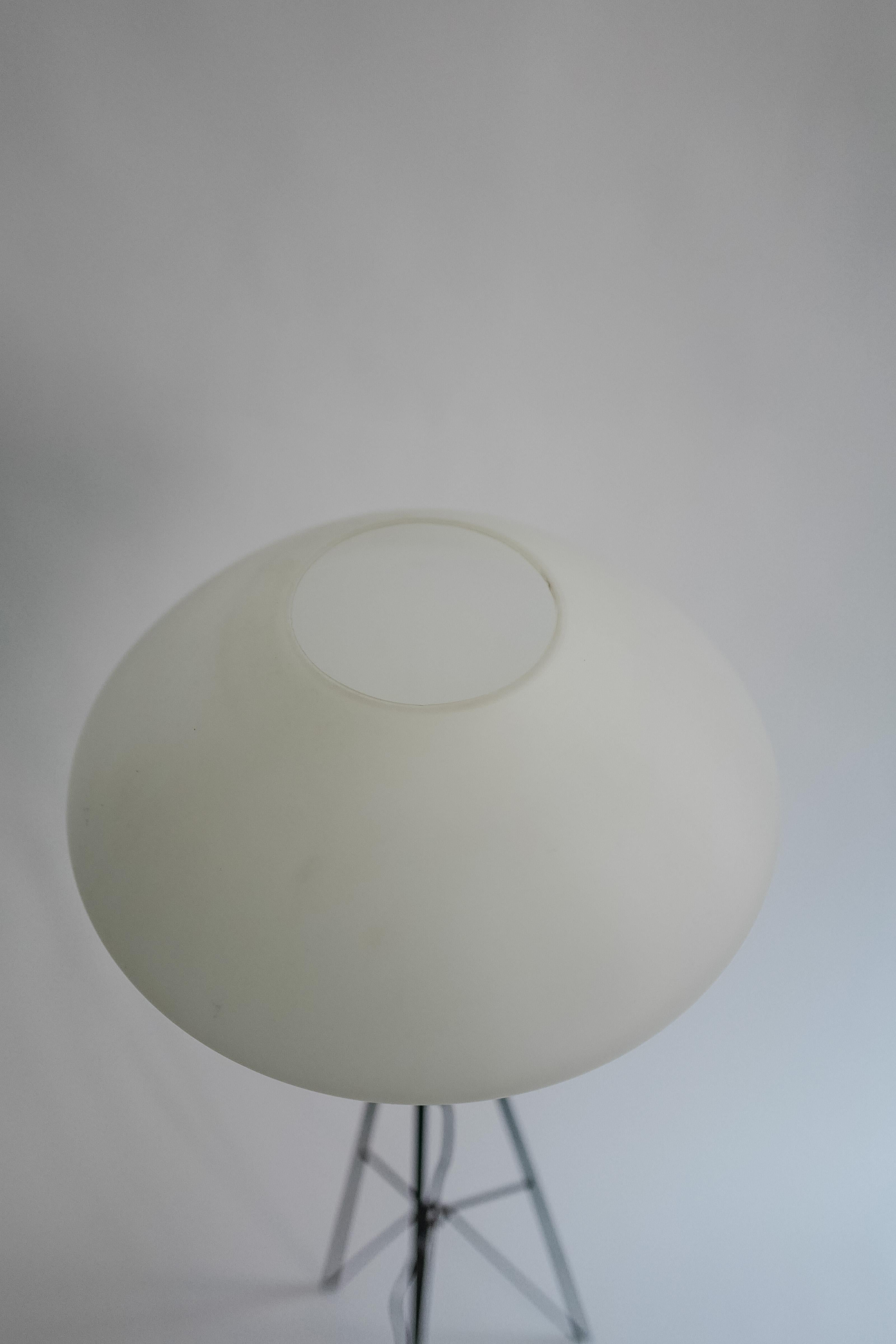 Mid Century Stilnovo Style Stehlampe Schwarz Metall Tripod Base Milchglas (Moderne der Mitte des Jahrhunderts) im Angebot