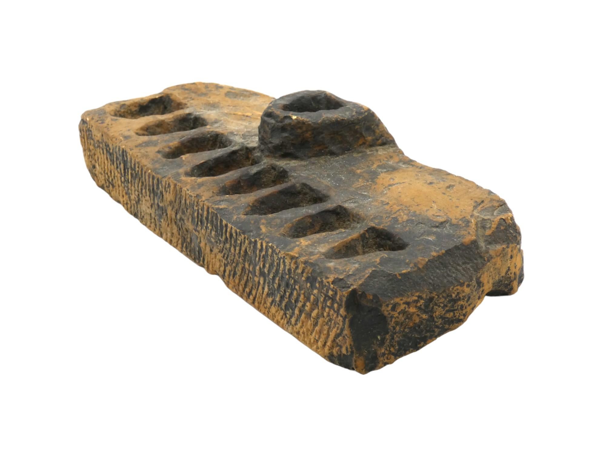 Una Lámpara de Hanukkah de piedra que data de alrededor de 1900 y procede de Jerusalén o Yemen representa un artefacto significativo de importancia tanto religiosa como cultural.

Una lámpara de Janucá, también conocida como Hanukkiah, se utiliza