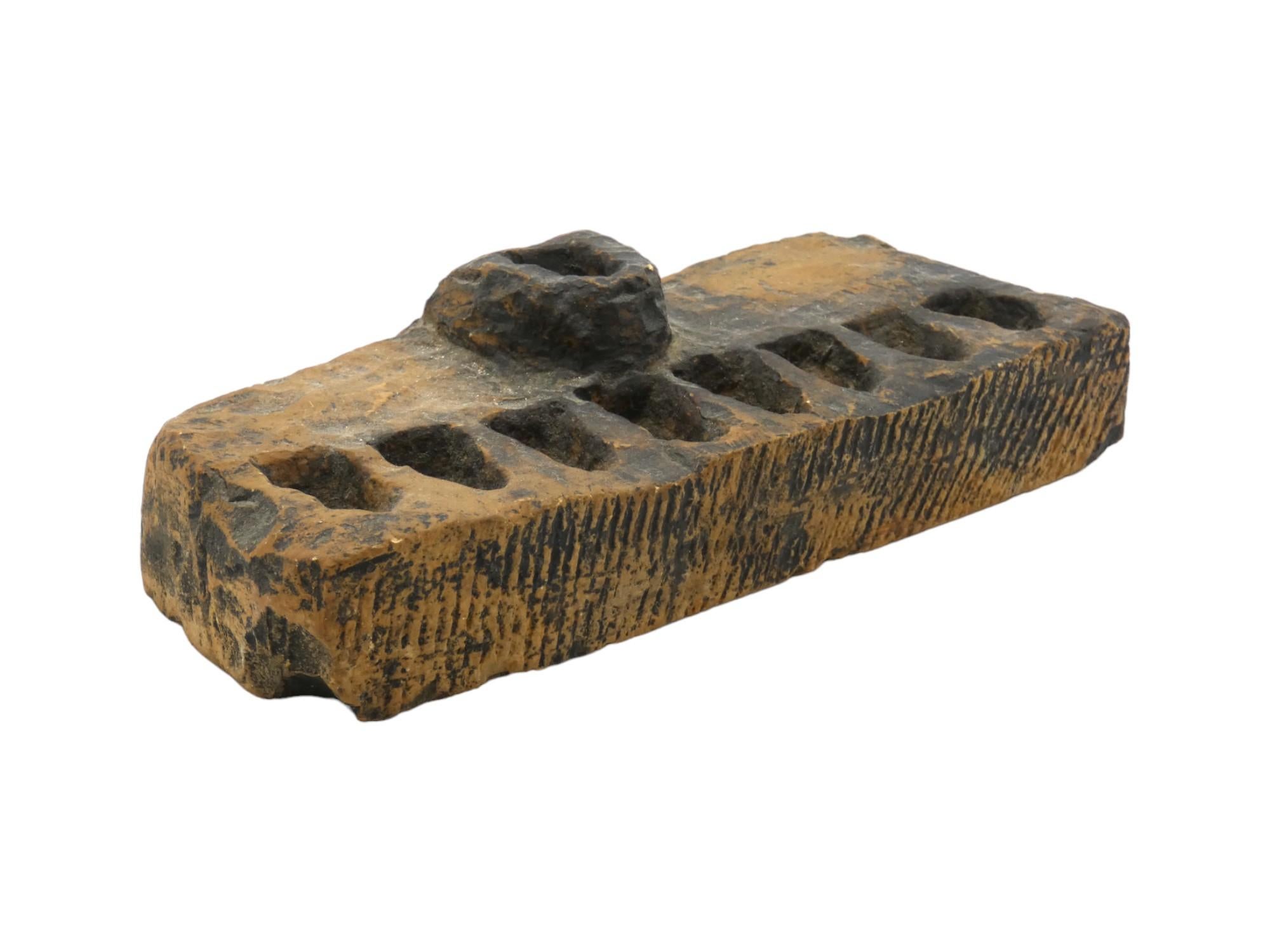 Lámpara de Hanukkah de piedra, Jerusalén o Yemen Circa 1900 Asiático en venta