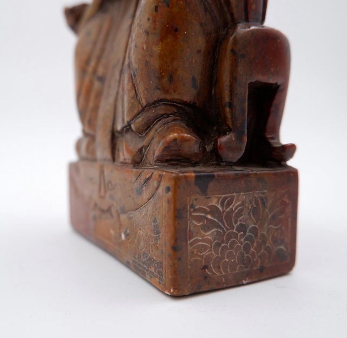 A stone seal carved with a seated official China, 20th In Good Condition For Sale In Linkebeek, BE