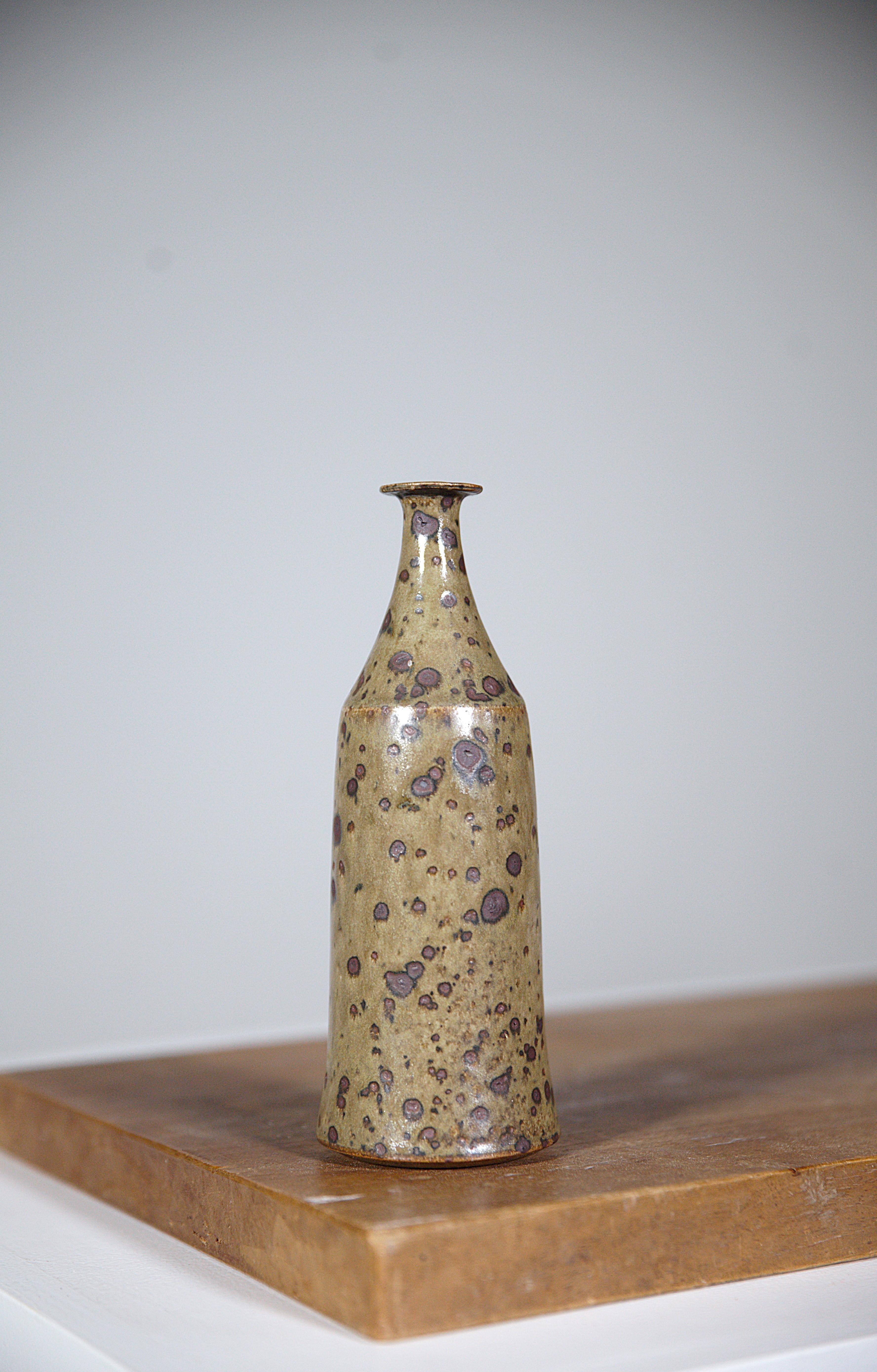 Bottiglia in gres di Robert Deblander Francia, anni '70.

Firmato sotto.

Bellissimo colore del gres trasparente.

In buone condizioni.

Altezza: 17 cm  Diametro della base: 6,5 cm

Da segnalare: due leggere scheggiature sul colletto (controllare le