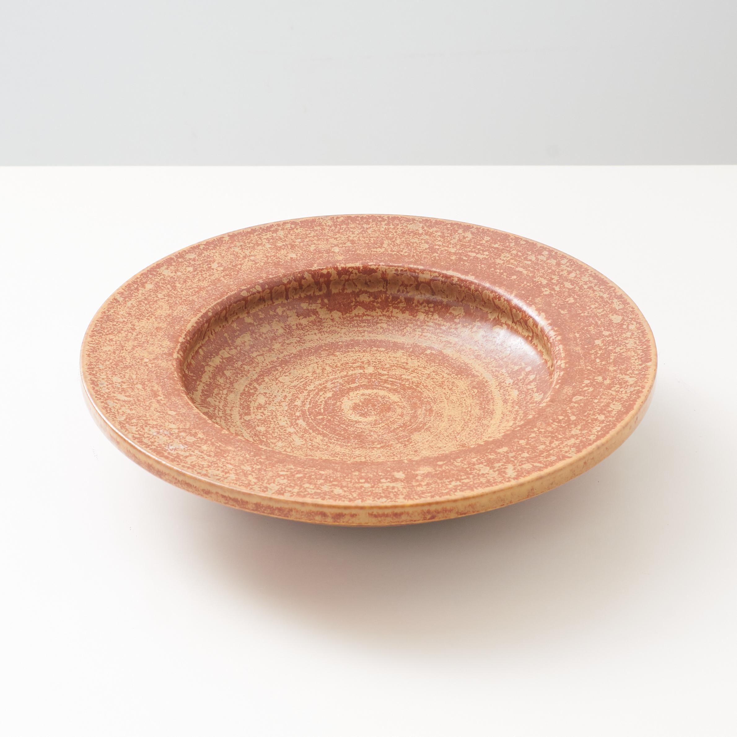 Schale aus Steingut mit breitem Rand und braun-orangefarbener Glasur. Eingeschnittenes R, drei Kronen, SCHWEDEN, G.N.